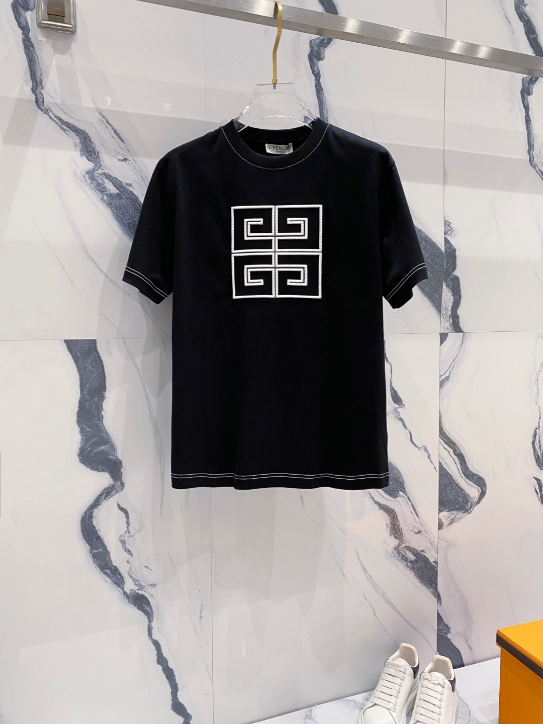 NO:482034,Givenchy 2025 summer clothing new short-sleeved T-shirt for men and women,!  Customized exclusive pure cotton fabric, customized original craft threads, and chest heavy-work letter logo craft design!  Simple and generous, calm and versatile, extremely high-end, perfectly integrated with fashion and style, a top fashionable style that perfectly suits the outside wear!  The overall feeling is natural!  The ultimate classic versatile short-sleeved T-shirt is designed with the latest three-dimensional letter logo pattern elements!  The ultimate perfection of heavy industry!  Fans who pursue high quality are please buy them by themselves, and all fans who know the goods are invited to appreciate this model together!  !  Size S-2XL S S S Shoulder Width 46 Bust 102 Clothes 66 Sleeve length 22 M Sleeve width 47 Bust 106 Clothes 67 Sleeve length 23 L Sleeve width 48 Bust 110 Clothes 68 Sleeve length 24 XL Sleeve width 49 Bust 114 Clothes 69 Sleeve length 25 2XL Sleeve width 50 Bust 116 Clothes 70 Sleeve length 26, given, T-shirt,tees,t-shirt,alexander wang19860909纪梵希 2025夏装新款男女同款短袖T恤,！定制专属纯棉面料,定制原版工艺螺纹,胸前重工字母logo工艺设计！简约大方,从容百搭,档次极高,完美融入时尚还有风情感一款完美符合外穿的顶尖时髦气质款！整体给人浑然天成的感觉！极致经典的百搭型短袖T恤,采用最新的立体字母logo图案元素设计！极致的重工极致的完美！追求高品质的粉丝们请自行抢购,诚邀所有识货的粉丝一同鉴赏此款！！ 尺码S-2XL S码肩宽46 胸围102 衣长66 袖长22 M码肩宽47 胸围106 衣长67 袖长23 L码肩宽48 胸围110 衣长68 袖长24 XL码肩宽49 胸围114 衣长69 袖长25 2XL码肩宽50 胸围116 衣长70 袖长26,,givenchy,T-shirt,tees，t-shirt,alexander wang,Men's clothing