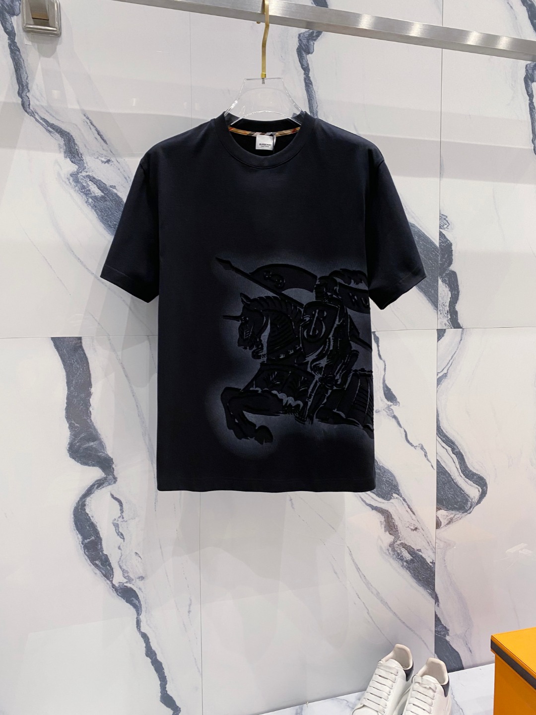 NO:482039,Burberry 2025 summer clothes new short-sleeved T-shirt for men and women,!  Customized exclusive pure cotton fabric, customized original craft threads, and chest heavy-work letter logo craft design!  Simple and generous, calm and versatile, extremely high-end, perfectly integrated with fashion and style, a top fashionable style that perfectly suits the outside wear!  The overall feeling is natural!  The ultimate classic versatile short-sleeved T-shirt is designed with the latest three-dimensional letter logo pattern elements!  The ultimate perfection of heavy industry!  Fans who pursue high quality are please buy them by themselves, and all fans who know the goods are invited to appreciate this model together!  !  Size S-2XL S S S Shoulder Width 46 Bust 102 Clothes 66 Sleeve length 22 M Sleeve width 47 Bust 106 Clothes 67 Sleeve length 23 L Sleeve width 48 Bust 110 Clothes 68 Sleeve length 24 XL Sleeve width 49 Bust 114 Clothes 69 Sleeve length 25 2XL Sleeve width 50 Bust 116 Clothes 70 Sleeve length 26,,burberry,T-shirt,tees,t-shirt,alexander wang19860909巴宝莉 2025夏装新款男女同款短袖T恤,！定制专属纯棉面料,定制原版工艺螺纹,胸前重工字母logo工艺设计！简约大方,从容百搭,档次极高,完美融入时尚还有风情感一款完美符合外穿的顶尖时髦气质款！整体给人浑然天成的感觉！极致经典的百搭型短袖T恤,采用最新的立体字母logo图案元素设计！极致的重工极致的完美！追求高品质的粉丝们请自行抢购,诚邀所有识货的粉丝一同鉴赏此款！！ 尺码S-2XL S码肩宽46 胸围102 衣长66 袖长22 M码肩宽47 胸围106 衣长67 袖长23 L码肩宽48 胸围110 衣长68 袖长24 XL码肩宽49 胸围114 衣长69 袖长25 2XL码肩宽50 胸围116 衣长70 袖长26,,burberry,T-shirt,tees，t-shirt,alexander wang,Men's clothing