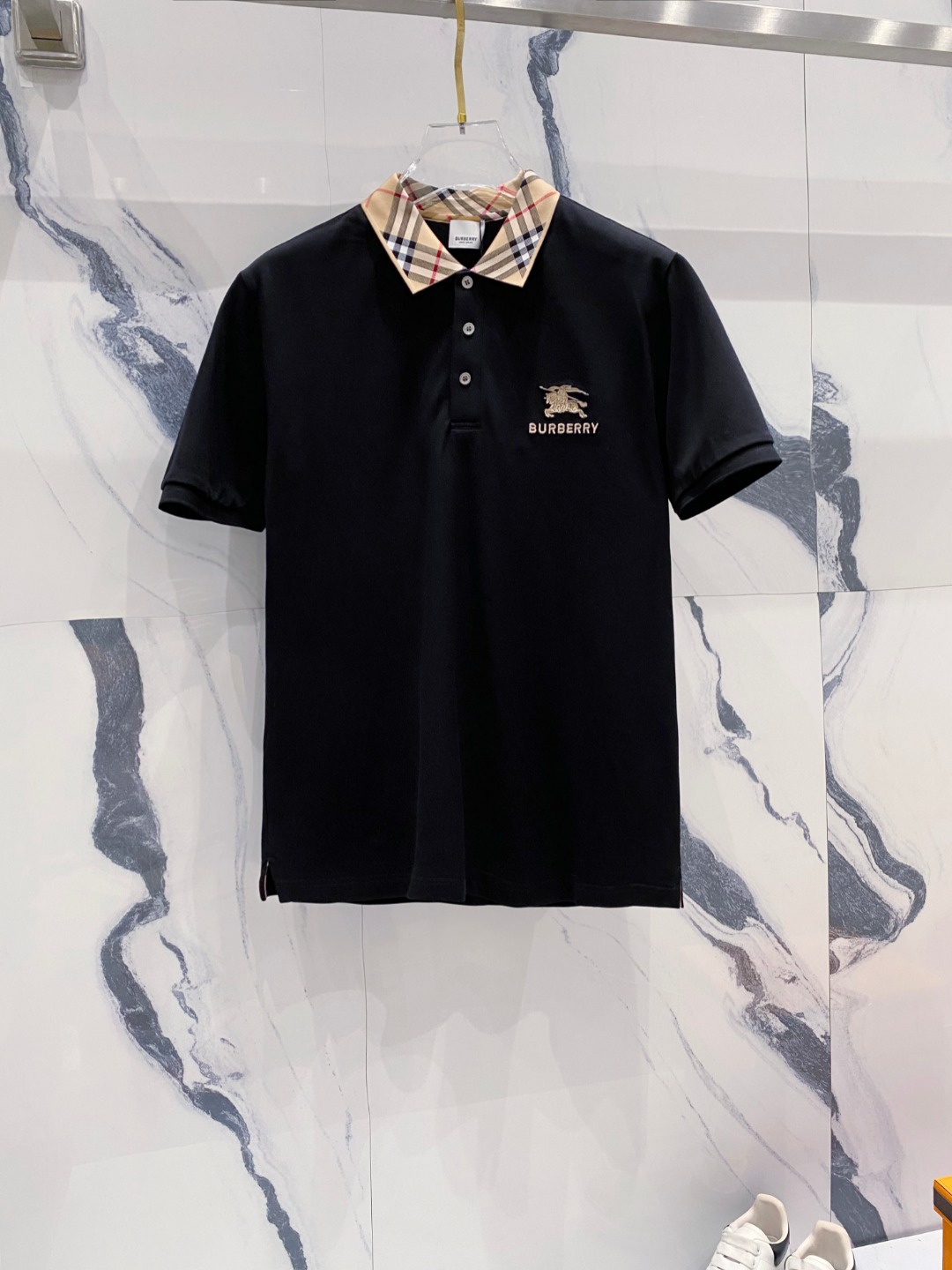 NO:481096,Burberry 2025ss summer new logo men's lapel Polo shirt!  Classic business men's style, high-end men's style at the ceiling level of business men's style!  Simple, fashionable and elegant, single-wearing inner wear is decent, quality control/detail control takes away, low-key, luxurious and connotative!  Customer-supplied fixed mesh flooring cotton cloth is carefully made, the surface of the fabric is evenly arranged and neatly arranged, with excellent breathability and heat dissipation and sweat resistance, and the comfort level of the upper body is completely better than that of ordinary single-sided sweat cloth tissue!  The classic brand LOGO logo on the chest is created with top-level craftsmanship. The LOGO has three-dimensional, clear and full texture, and is an extraordinary product in the classic field whether it is inner wear or single wear!  The exquisite cutting process, the processing of every detail is very standard and delicate, and it is comparable to that of ordinary LOW products on the market. Men must enter the basic versatile Polo shirts!  Size M-3XL Data reference M: bust 104cm-shoulder width 45cm-length 69cm-sleeve length 21cm L: bust 108cm-shoulder width 46cm-length 70cm-sleeve length 22cm XL: bust 112cm-shoulder width 47cm-length 71cm-sleeve length 23cm XXL: bust 116cm-shoulder width 48cm-sleeve length 72cm-sleeve length 24cm 3XL: bust 120cm-shoulder width 49cm-sleeve length 73cm-sleeve length 24cm, burberry, alexander wang19860909巴宝莉 2025ss夏季新款 logo男士翻领Polo衫！经典商务男款,高端男装的天花板级别的商务男款！简约时尚大气不失优雅,单穿内搭体面过人,品质控/细节控的闭眼带走,低调又奢华有内涵！ 客供定织网眼珠地棉布精心制成,面料表面排列均匀整齐的网眼纹理,透气性和散热排汗性极佳,上身舒适程度完全优于普通单面汗布组织！胸前经典的品牌LOGO标识,采用顶级工艺打造,LOGO立体清晰饱满,质感非凡的特质,无论是内搭还是单穿都是一款经典领域的产品！精妙绝伦的裁剪工艺,每一个细节处理的非常标准细腻,非市面一般LOW货可以媲美的,男士必入基础百搭款Polo衫推荐！ 尺码M-3XL 数据参考 M码:胸围104cm-肩宽45cm-衣长69cm-袖长21cm L码:胸围108cm-肩宽46cm-衣长70cm-袖长22cm XL码:胸围112cm-肩宽47cm-衣长71cm-袖长23cm XXL码:胸围116cm-肩宽48cm-衣长72cm-袖长24cm 3XL码:胸围120cm-肩宽49cm-衣长73cm-袖长24cm,,burberry,alexander wang,Men's clothing