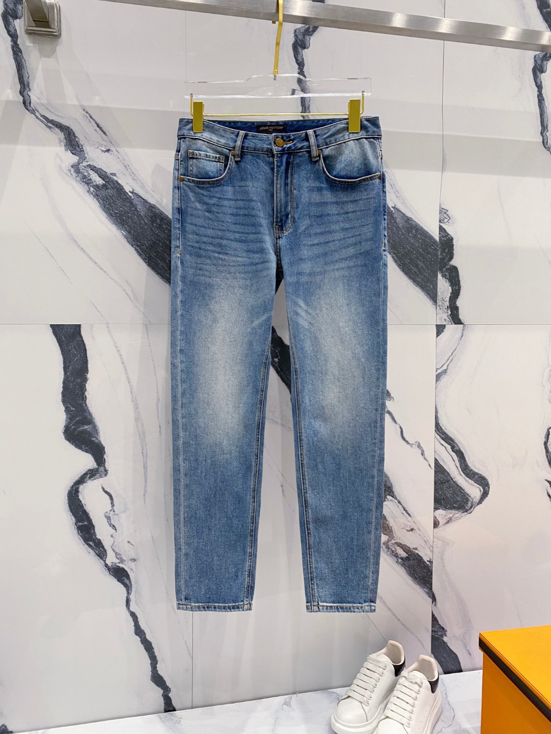 NO:482085,LV 2025 spring and summer new men's casual jeans, top quality!  Channel orders are sold simultaneously on the official website!  !  Original customized denim cotton material!  Suitable for casual/formal outfits ~ the best for daily commuting!  !  Size 29-38 (no 3537), louis vuitton, jeans, alexander wang19860909LV 2025春夏新款男士休闲牛仔裤,顶级品质！渠道订单,官网同步出售！！原厂订制牛仔全棉材质！适合休闲/正装各种搭配～日常通勤的极品！！尺码29-38（没3537）,,louis vuitton,jeans,alexander wang,Men's clothing