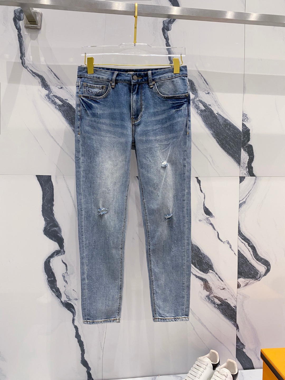 NO:451554,Fendi 2025 spring and summer new men's casual jeans, top quality!  Channel orders are sold simultaneously on the official website!  !  Original customized denim cotton material!  Suitable for casual/formal outfits ~ the best for daily commuting!  !  Size 29-38 (no 3537), fendi, jeans, alexander wang19860909芬迪 2025春夏新款男士休闲牛仔裤,顶级品质！渠道订单,官网同步出售！！原厂订制牛仔全棉材质！适合休闲/正装各种搭配～日常通勤的极品！！尺码29-38（没3537）,,fendi,jeans,alexander wang,Men's clothing