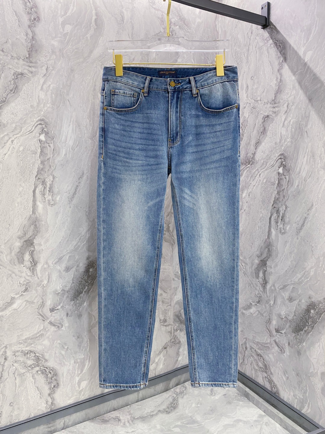 NO:651741,LV 2025 spring and summer new men's casual jeans, top quality!  Channel orders and official website sales simultaneously!  !  Original factory custom-made denim made of pure cotton!  Suitable for various combinations of casual and formal wear ~ perfect for daily commuting!  !  Size 29-38 (not 3537),,louis vuitton,jeans,alexander wang19860909LV 2025春夏新款男士休闲牛仔裤,顶级品质！渠道订单,官网同步出售！！原厂订制牛仔全棉材质！适合休闲/正装各种搭配～日常通勤的极品！！尺码29-38（没3537）,,louis vuitton,jeans,alexander wang,Men's clothing