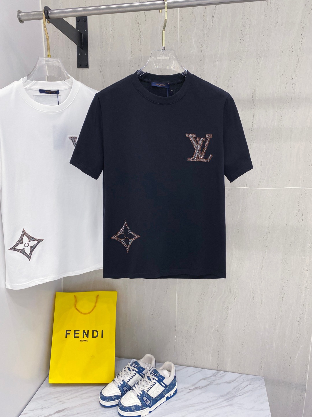 路易威*1V 25SS春夏新款首发专柜最新款短袖圆领T恤 高端订制 设计前卫时尚！品牌logo重工艺设计