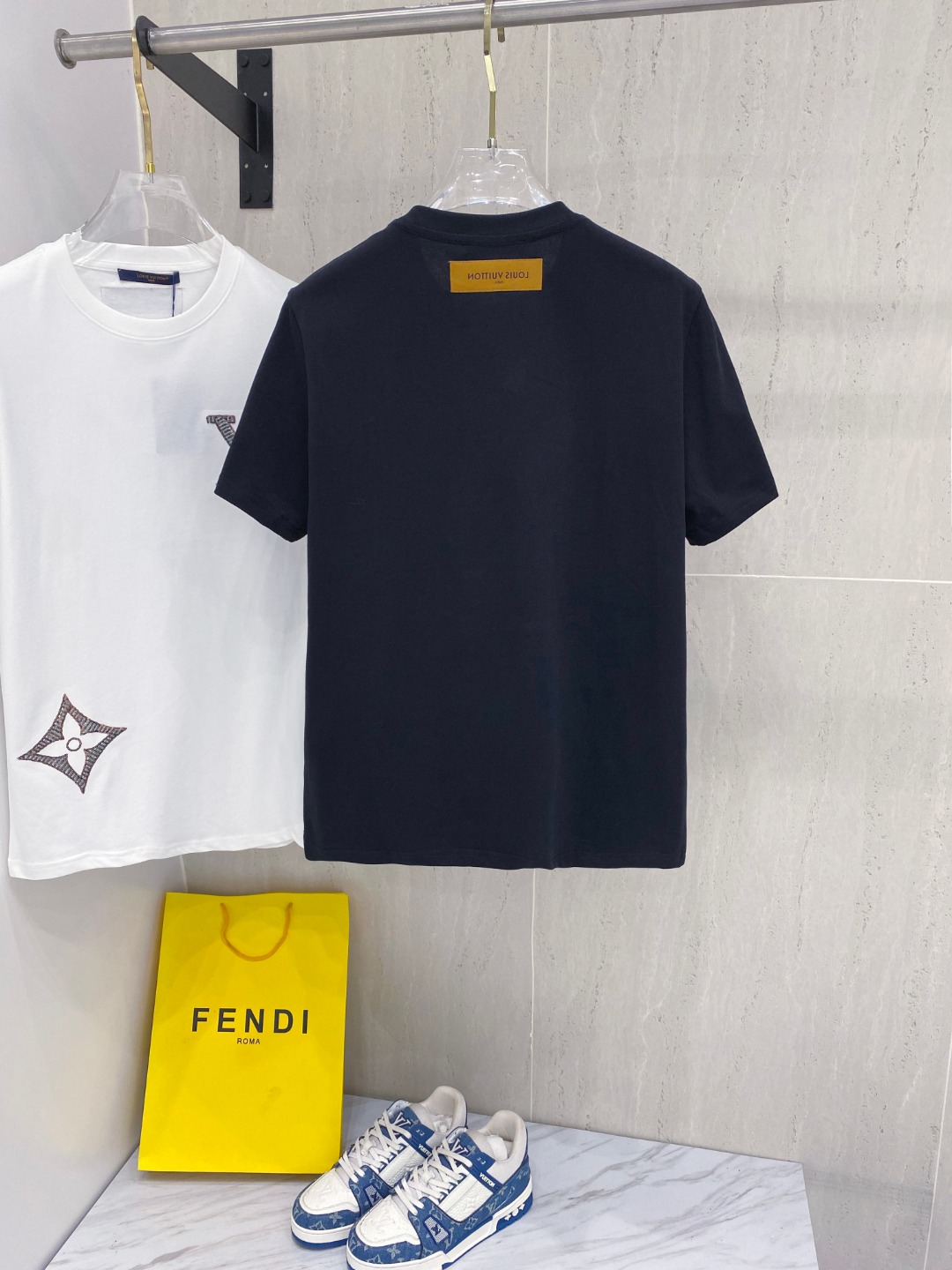 路易威*1V 25SS春夏新款首发专柜最新款短袖圆领T恤 高端订制 设计前卫时尚！品牌logo重工艺设计