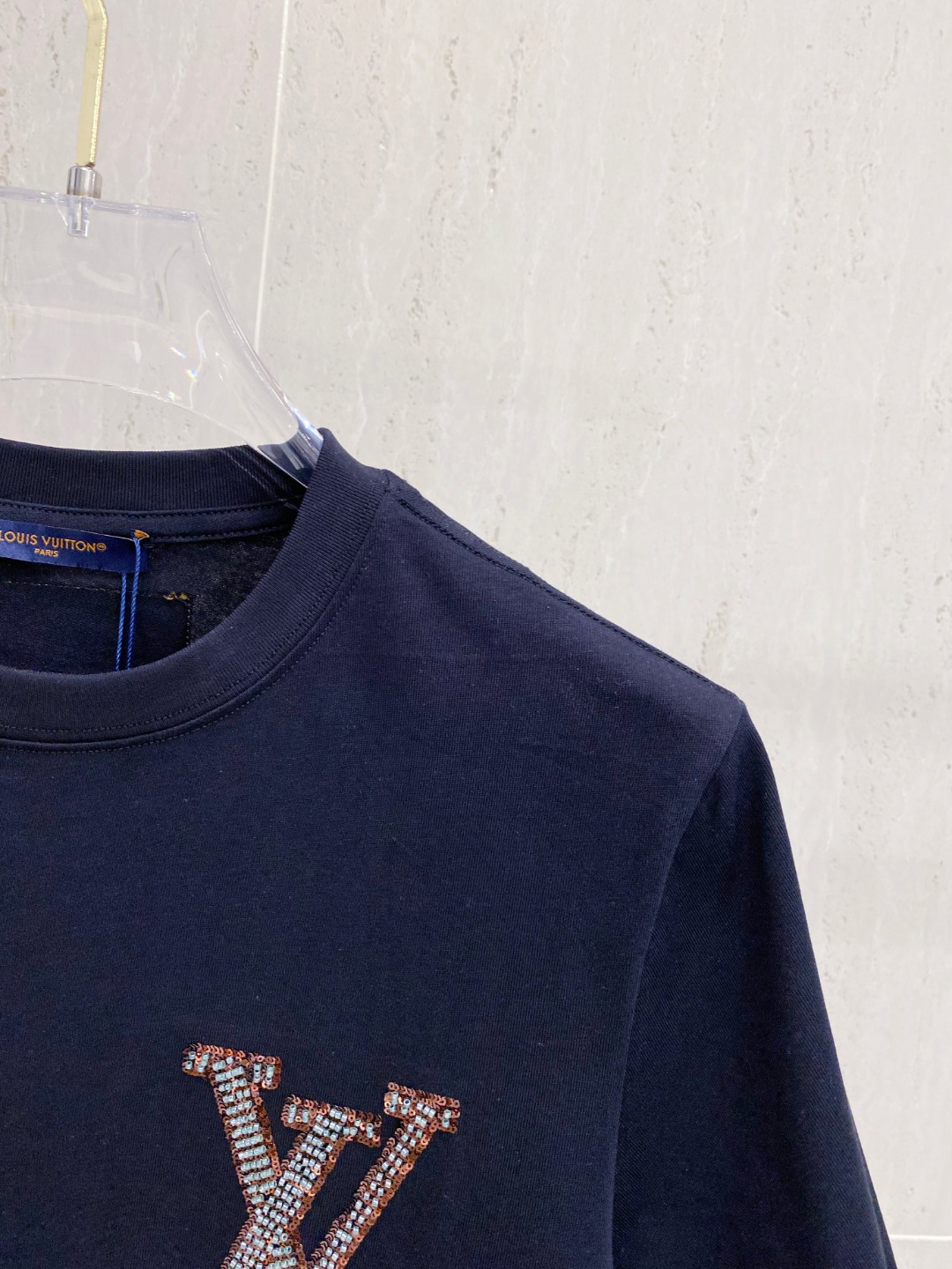 路易威*1V 25SS春夏新款首发专柜最新款短袖圆领T恤 高端订制 设计前卫时尚！品牌logo重工艺设计