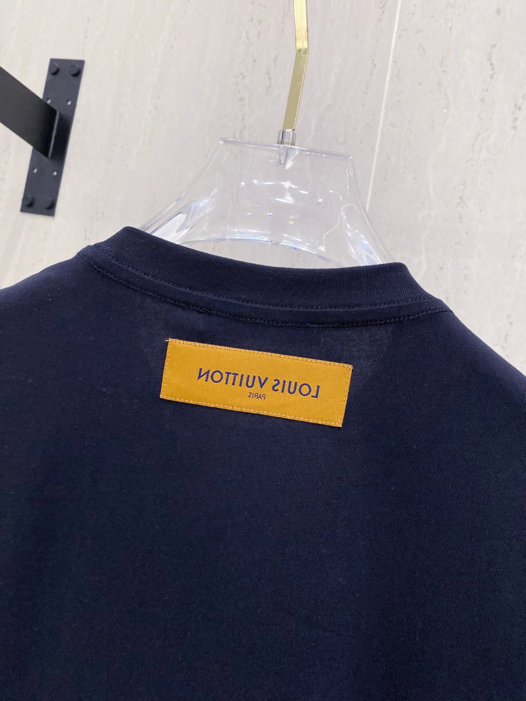 路易威*1V 25SS春夏新款首发专柜最新款短袖圆领T恤 高端订制 设计前卫时尚！品牌logo重工艺设计