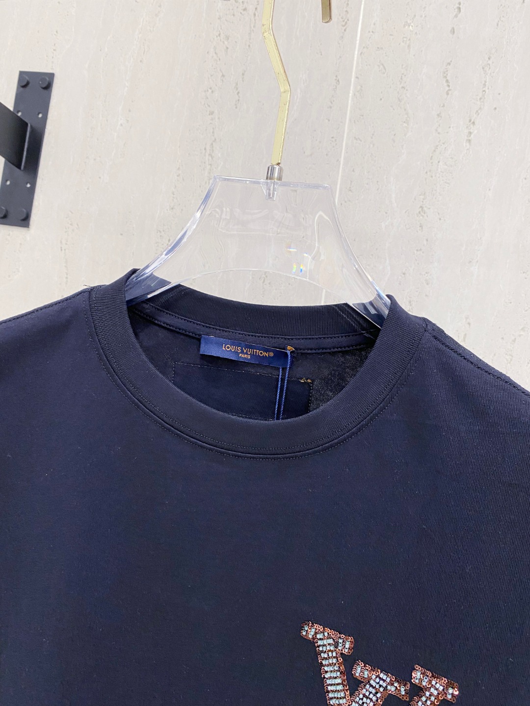 路易威*1V 25SS春夏新款首发专柜最新款短袖圆领T恤 高端订制 设计前卫时尚！品牌logo重工艺设计