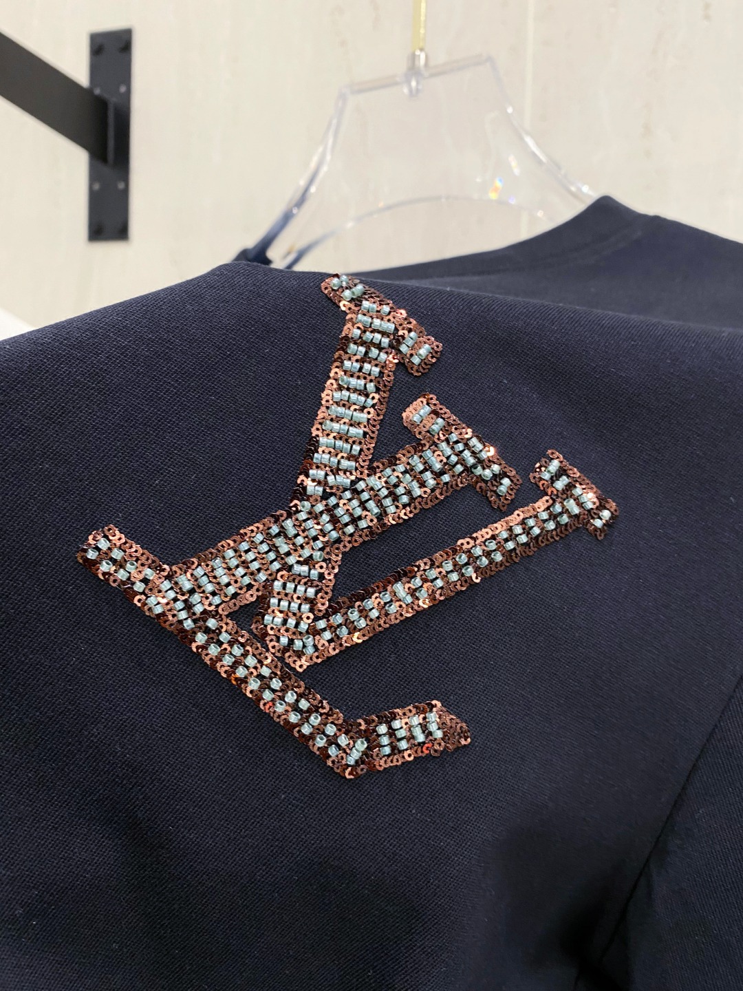 路易威*1V 25SS春夏新款首发专柜最新款短袖圆领T恤 高端订制 设计前卫时尚！品牌logo重工艺设计