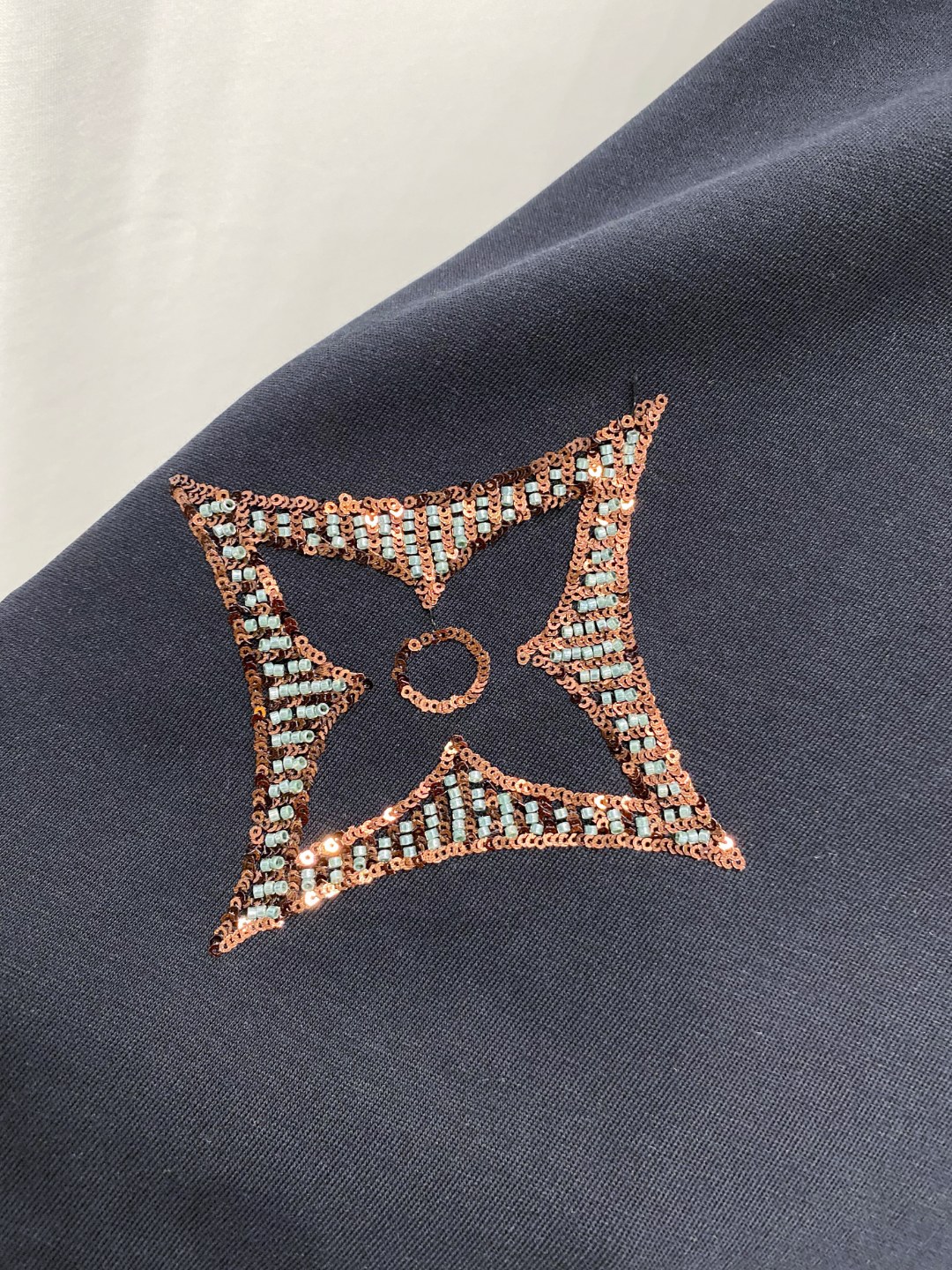 路易威*1V 25SS春夏新款首发专柜最新款短袖圆领T恤 高端订制 设计前卫时尚！品牌logo重工艺设计