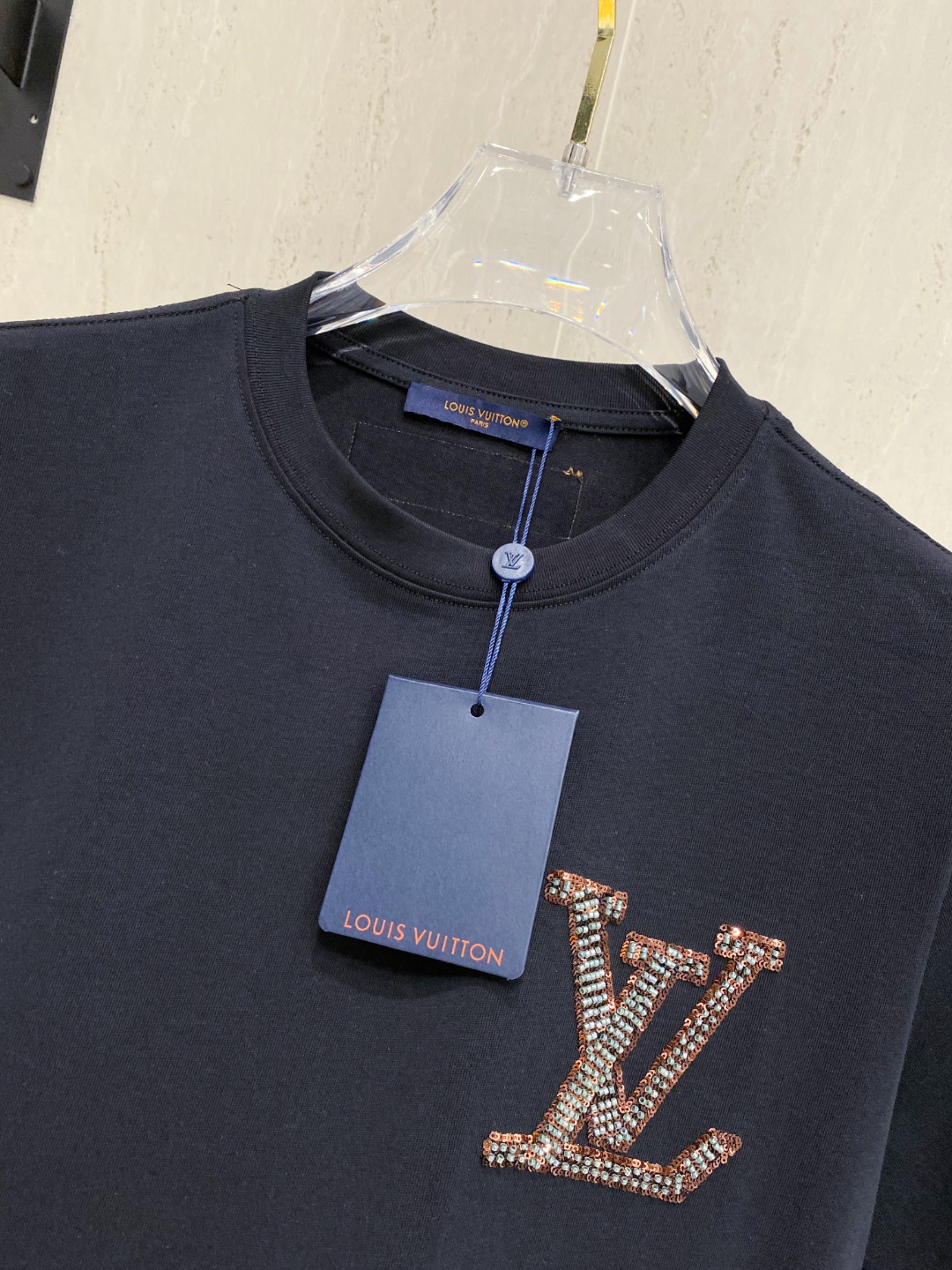 路易威*1V 25SS春夏新款首发专柜最新款短袖圆领T恤 高端订制 设计前卫时尚！品牌logo重工艺设计