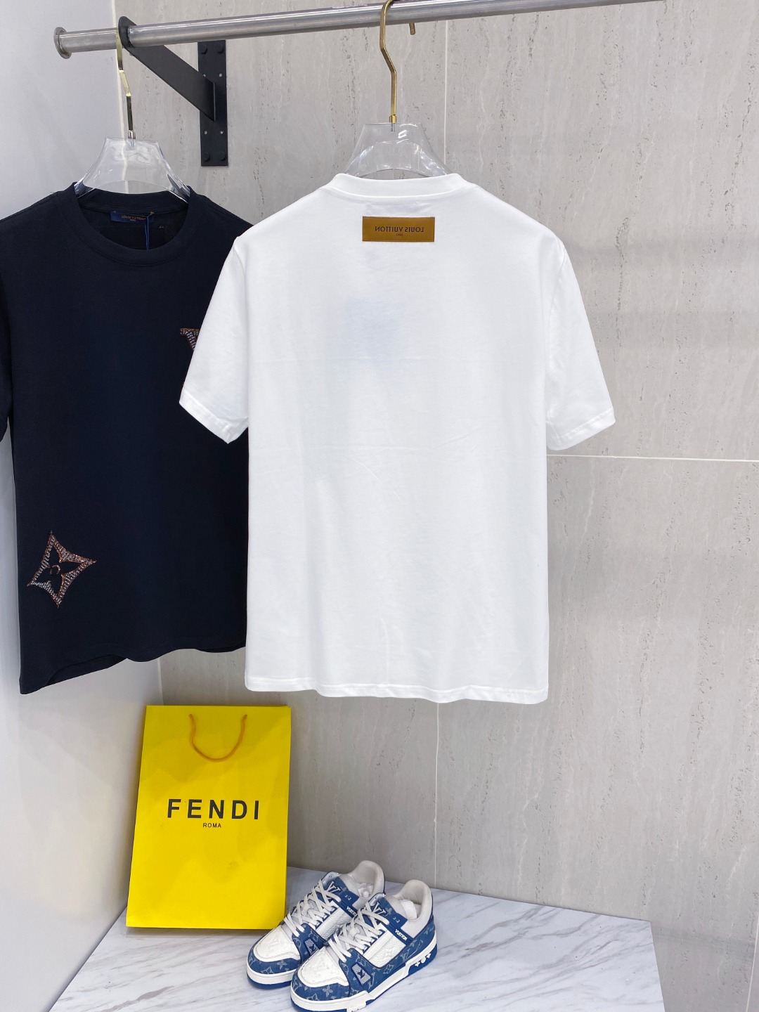 路易威*1V 25SS春夏新款首发专柜最新款短袖圆领T恤 高端订制 设计前卫时尚！品牌logo重工艺设计