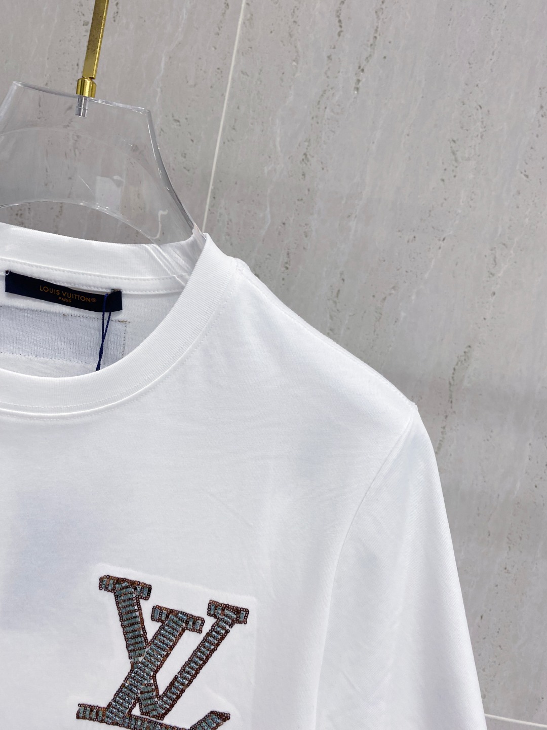 路易威*1V 25SS春夏新款首发专柜最新款短袖圆领T恤 高端订制 设计前卫时尚！品牌logo重工艺设计