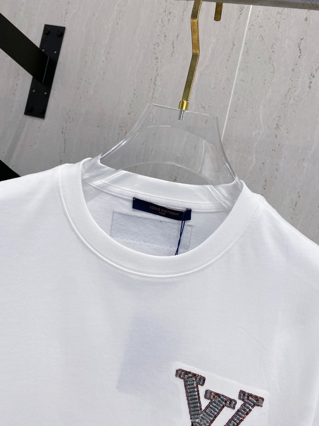路易威*1V 25SS春夏新款首发专柜最新款短袖圆领T恤 高端订制 设计前卫时尚！品牌logo重工艺设计