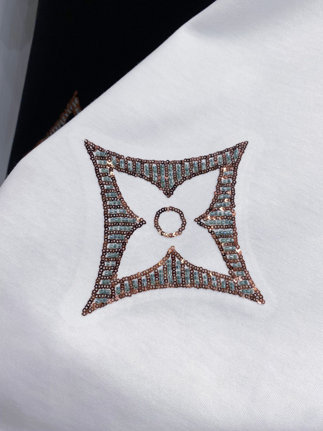 路易威*1V 25SS春夏新款首发专柜最新款短袖圆领T恤 高端订制 设计前卫时尚！品牌logo重工艺设计