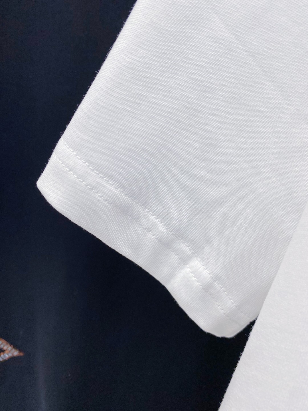 路易威*1V 25SS春夏新款首发专柜最新款短袖圆领T恤 高端订制 设计前卫时尚！品牌logo重工艺设计