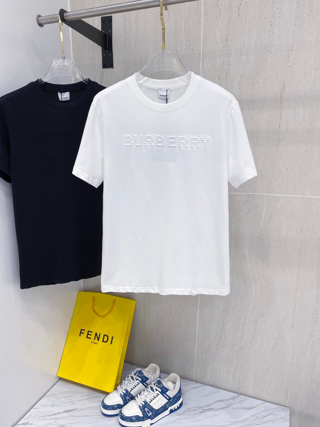 NO:517823,Burberry 25SS spring and summer new style first-time counter latest short-sleeved round-neck T-shirt, high-end customization, avant-garde and fashionable design!  Brand logo heavy craft design, high-end custom fabric, soft feel, comfortable to wear, imported high-end fabrics are very delicate, the details and craftsmanship are exquisite, the counter-level exquisite car line, fine workmanship, extremely shaping item, any fashion can be matched with, the style is super good. A must-have item for trendy men. Color white and black Size S-XXL Size reference S-Shoulder width 45 bust 101 length 68 M-Shoulder width 46 bust 105 long 70 L-Shoulder width 47 bust 109 long 72 XL-Shoulder width 48 bust 113 long 74 XXL-Shoulder width 49 bust 117 long 76, burberry, burberry, T-shirt,tees, t-shirt,alexander wang19860909巴宝*Burberry 25SS春夏新款首发专柜最新款短袖圆领T恤 高端订制 设计前卫时尚！品牌logo重工艺设计,高端定制面料,手感柔软,穿着舒适,客供进口高档面料质感非常细腻,细节工艺精湛考究,专柜级别精致车线,做工精细,塑造性极高的一款单品,任何时装都可以搭配,版型超级好 潮男必备单品 颜色白色、黑色 尺码S-XXL 尺寸参考 S码肩宽45胸围101衣长68 M码肩宽46胸围105衣长70 L码肩宽47胸围109衣长72 XL码肩宽48胸围113衣长74 XXL码肩宽49胸围117衣长76,,burberry,burberry,T-shirt,tees，t-shirt,alexander wang,Men's clothing