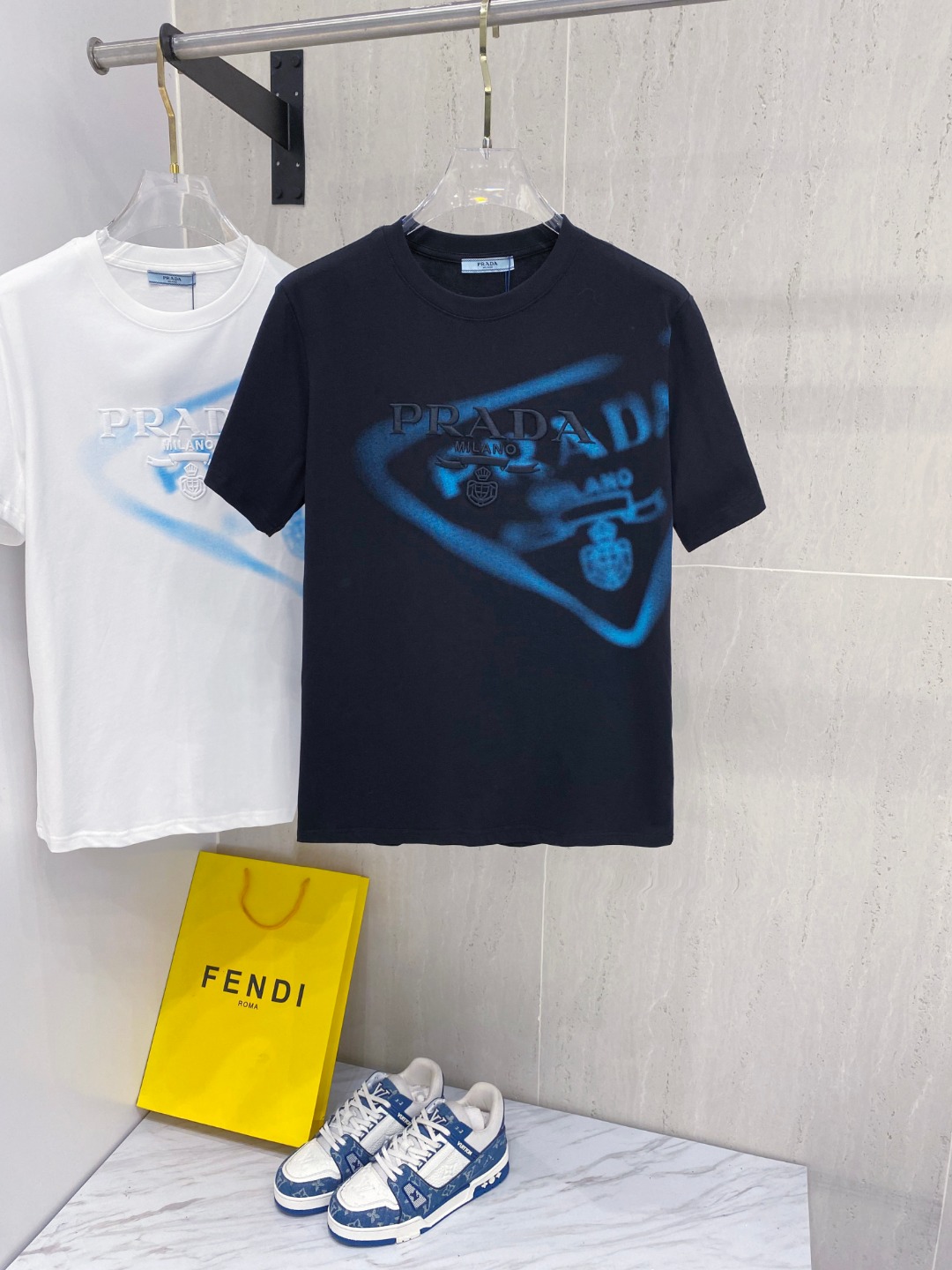 普拉*Prada 25SS春夏新款首发专柜最新款短袖圆领T恤 高端订制 设计前卫时尚！品牌logo重工艺