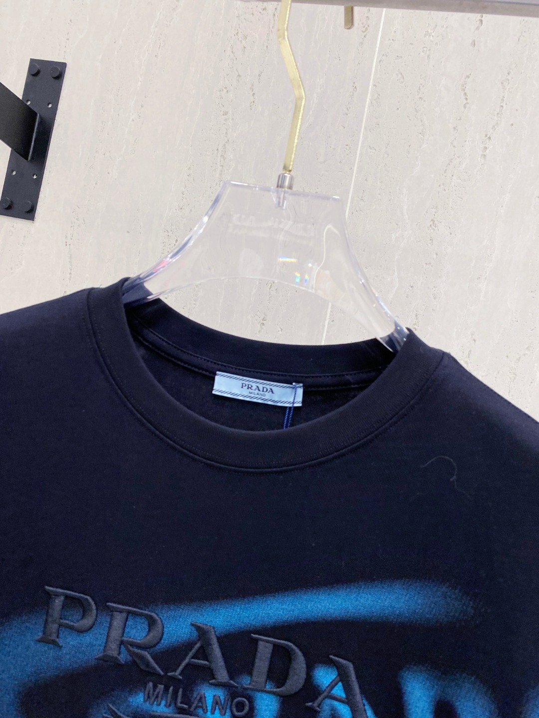 普拉*Prada 25SS春夏新款首发专柜最新款短袖圆领T恤 高端订制 设计前卫时尚！品牌logo重工艺