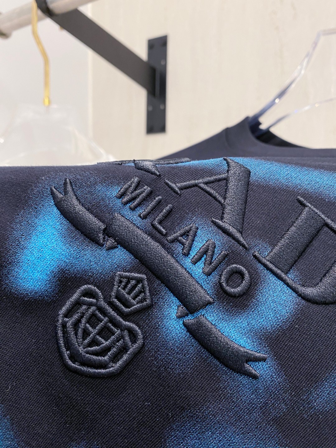 普拉*Prada 25SS春夏新款首发专柜最新款短袖圆领T恤 高端订制 设计前卫时尚！品牌logo重工艺