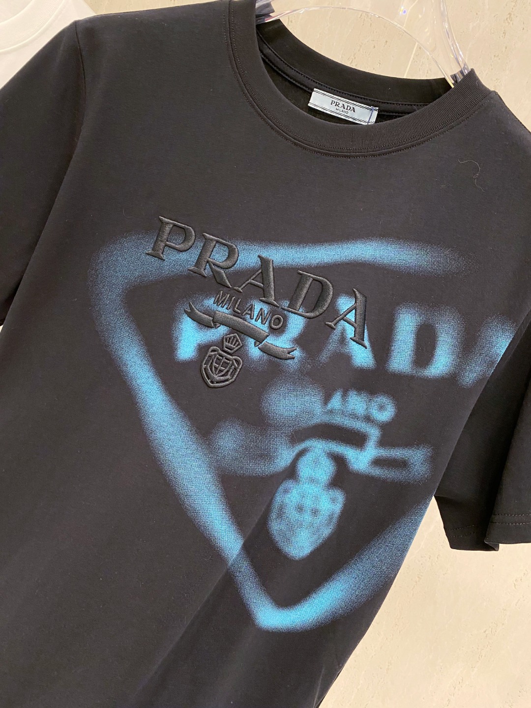 普拉*Prada 25SS春夏新款首发专柜最新款短袖圆领T恤 高端订制 设计前卫时尚！品牌logo重工艺