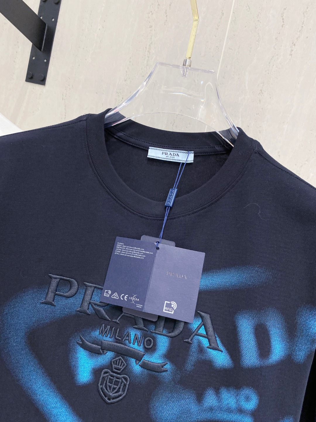 普拉*Prada 25SS春夏新款首发专柜最新款短袖圆领T恤 高端订制 设计前卫时尚！品牌logo重工艺