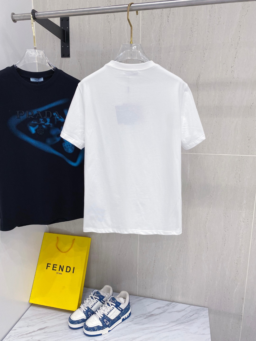 普拉*Prada 25SS春夏新款首发专柜最新款短袖圆领T恤 高端订制 设计前卫时尚！品牌logo重工艺