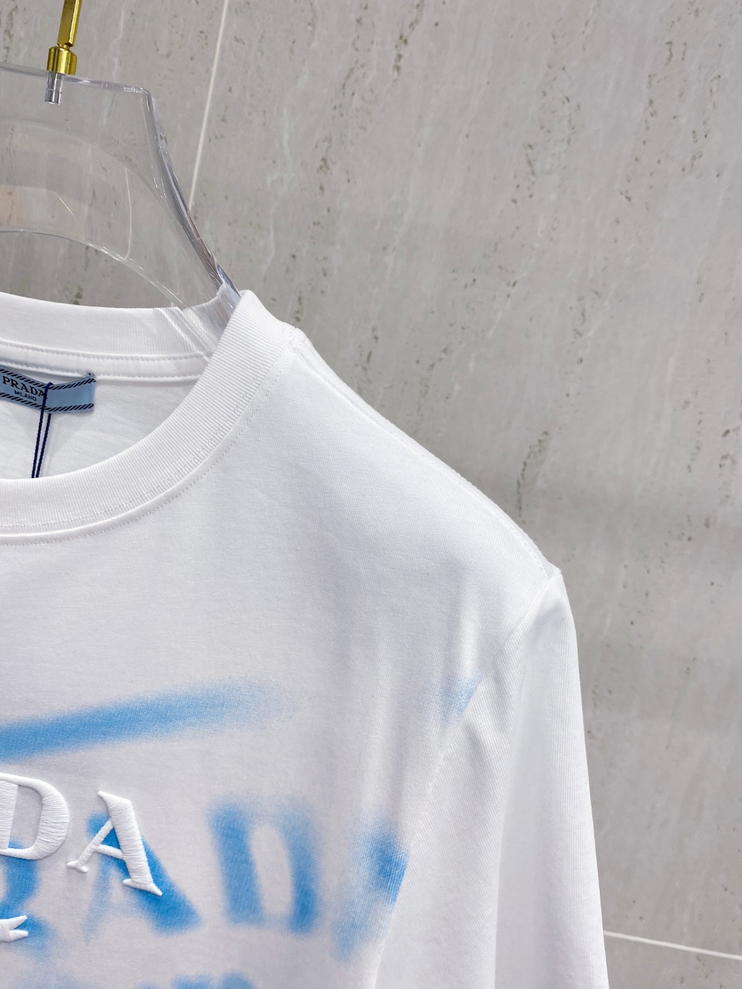 普拉*Prada 25SS春夏新款首发专柜最新款短袖圆领T恤 高端订制 设计前卫时尚！品牌logo重工艺