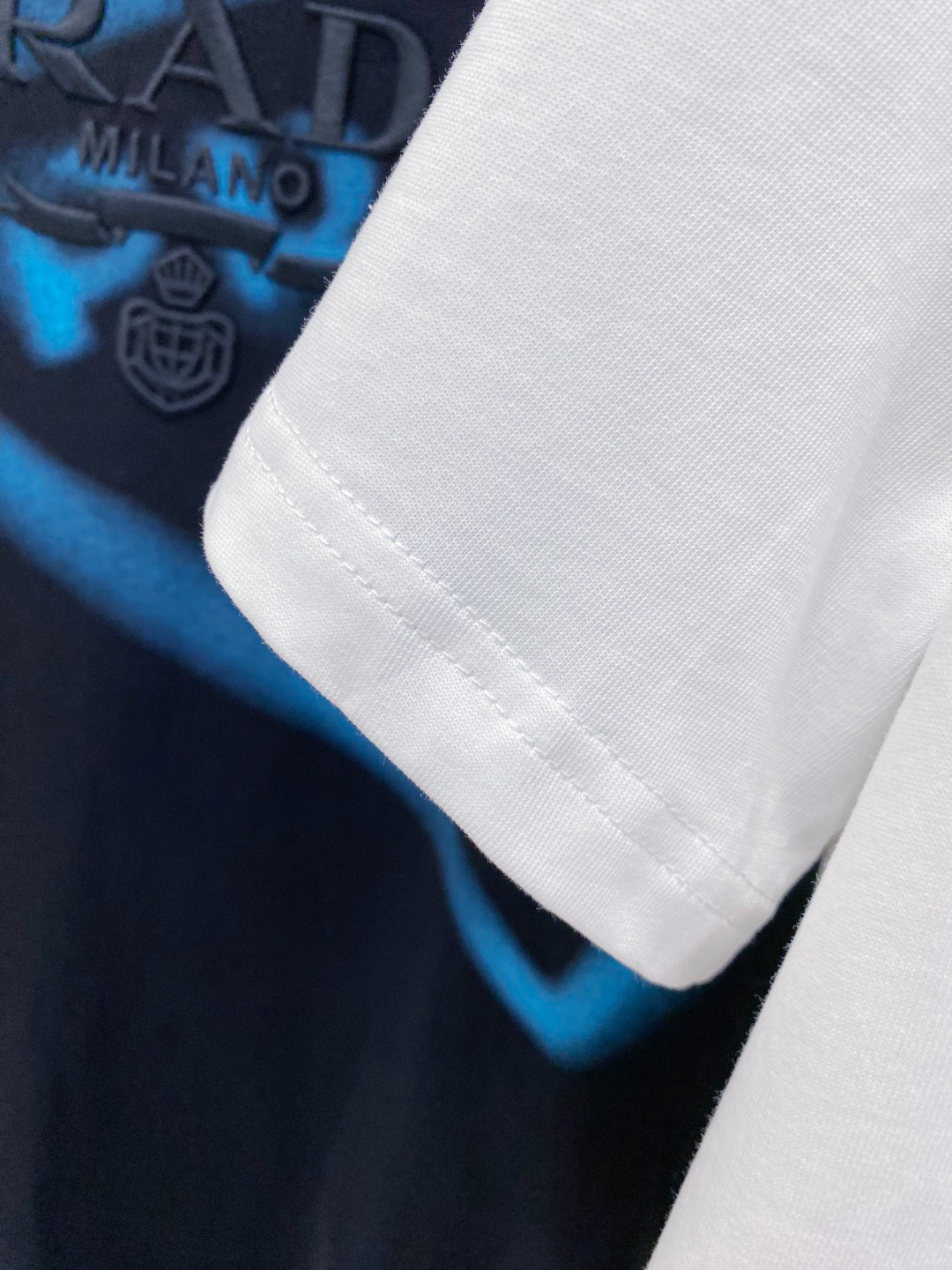 普拉*Prada 25SS春夏新款首发专柜最新款短袖圆领T恤 高端订制 设计前卫时尚！品牌logo重工艺