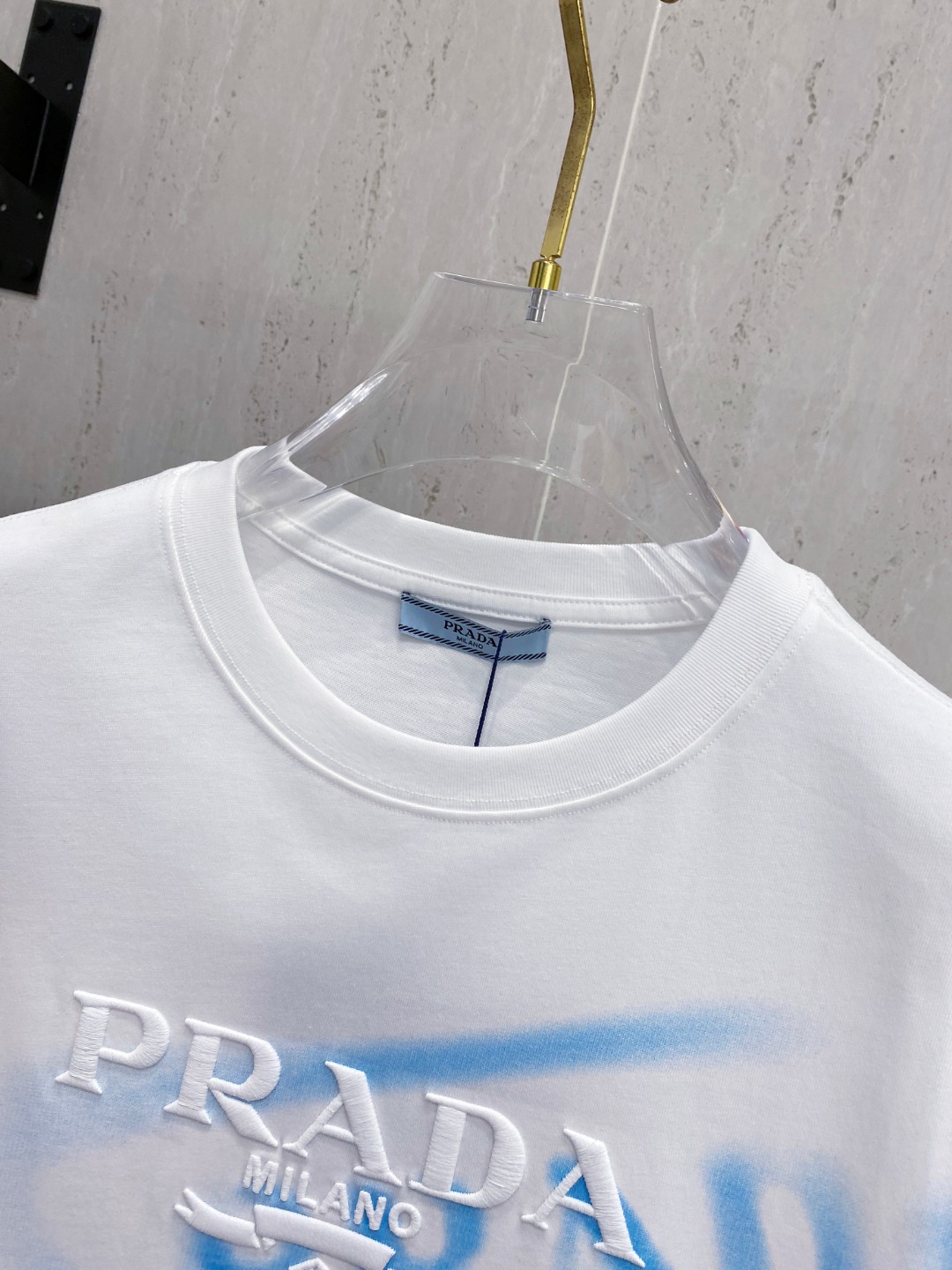 普拉*Prada 25SS春夏新款首发专柜最新款短袖圆领T恤 高端订制 设计前卫时尚！品牌logo重工艺