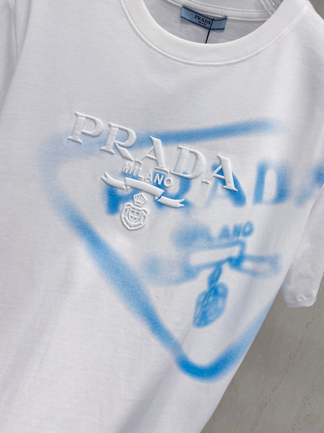 普拉*Prada 25SS春夏新款首发专柜最新款短袖圆领T恤 高端订制 设计前卫时尚！品牌logo重工艺
