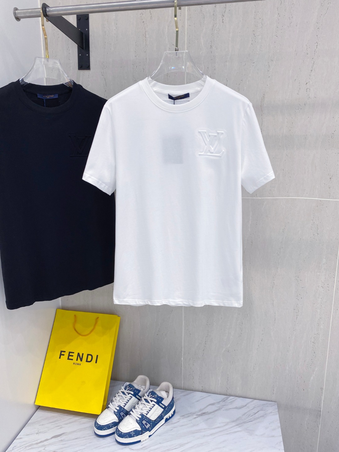 NO:459677,Louisville*1V 25SS spring and summer new model first-time counter latest short-sleeved round-neck T-shirt, high-end customization, avant-garde and fashionable design!  Brand logo heavy craft design, high-end custom fabric, soft feel, comfortable to wear, imported high-end fabrics are very delicate, the details are exquisite and exquisite, the counter-level exquisite car line, fine workmanship, extremely shaping item, any fashion can be matched with, the style is super good. The must-have item for trendy men. Color white and black Size S-XXL Size reference S-Size shoulder width 45 bust 101 length 68 M size shoulder width 46 bust 105 long 70 L size shoulder width 47 bust 109 long 72 XL size shoulder width 48 bust 113 long 74 XXL size shoulder width 49 bust 117 long 76, louis vuitton, T-shirt,tees, t-shirt,alexander wang19860909路易威*1V 25SS春夏新款首发专柜最新款短袖圆领T恤 高端订制 设计前卫时尚！品牌logo重工艺设计,高端定制面料,手感柔软,穿着舒适,客供进口高档面料质感非常细腻,细节工艺精湛考究,专柜级别精致车线,做工精细,塑造性极高的一款单品,任何时装都可以搭配,版型超级好 潮男必备单品 颜色白色、黑色 尺码S-XXL 尺寸参考 S码肩宽45胸围101衣长68 M码肩宽46胸围105衣长70 L码肩宽47胸围109衣长72 XL码肩宽48胸围113衣长74 XXL码肩宽49胸围117衣长76,,louis vuitton,T-shirt,tees，t-shirt,alexander wang,Men's clothing