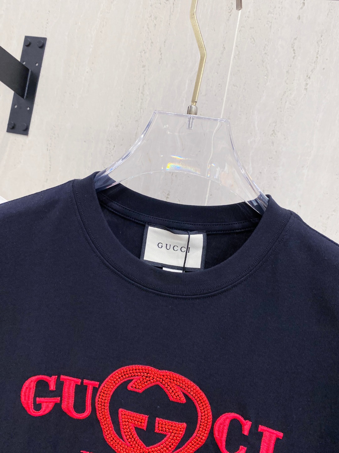 古*Gucci 25SS春夏新款首发专柜最新款短袖圆领T恤 高端订制 设计前卫时尚！品牌logo重工艺设