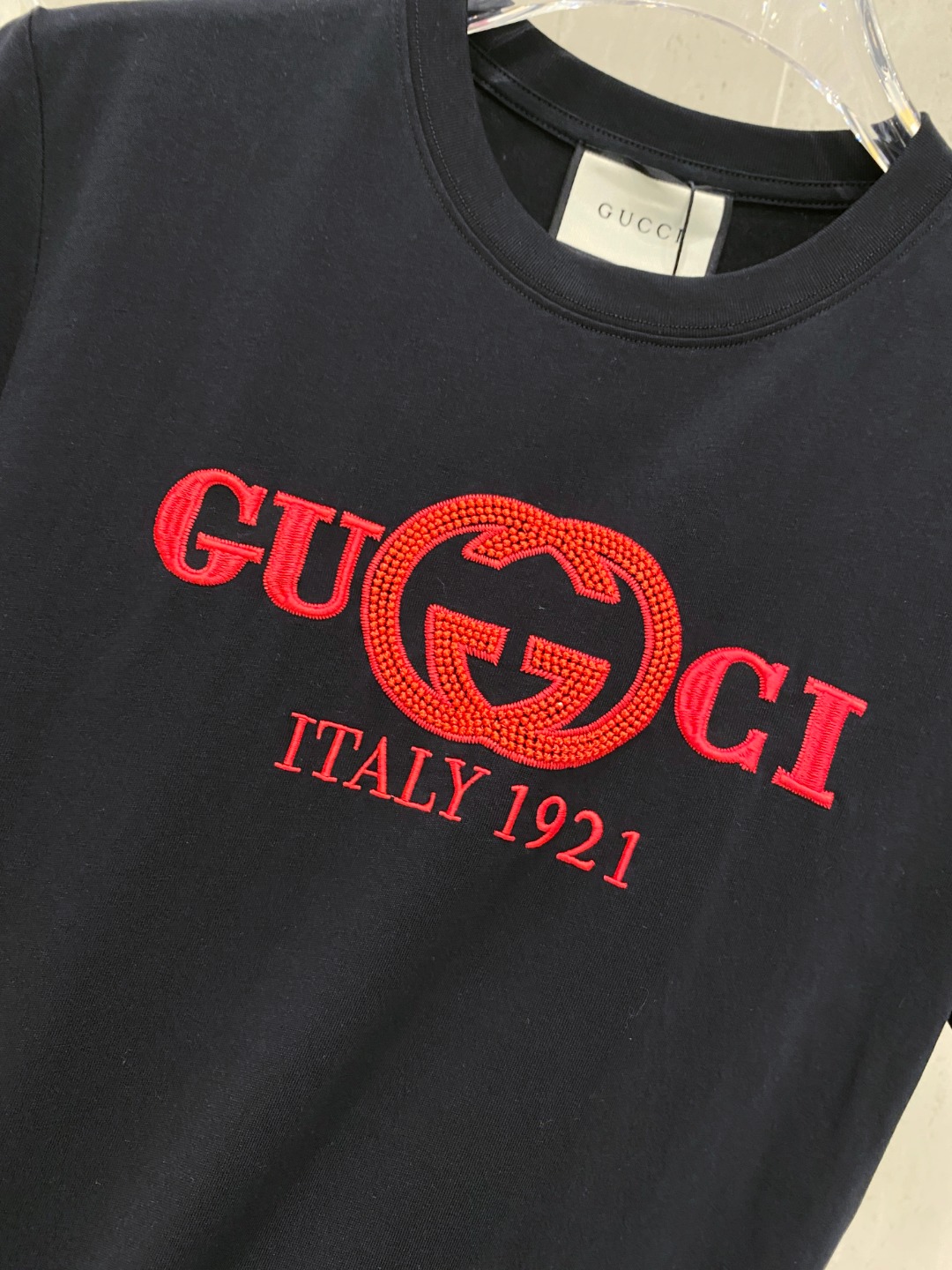 古*Gucci 25SS春夏新款首发专柜最新款短袖圆领T恤 高端订制 设计前卫时尚！品牌logo重工艺设