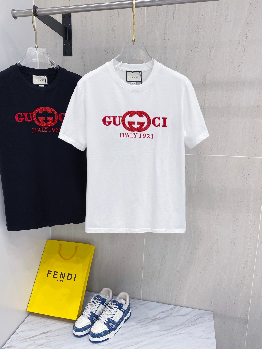 NO:517833,Gucci 25SS spring and summer new style first-time counter latest short-sleeved round-neck T-shirt, high-end customization, avant-garde and fashionable design!  Brand logo heavy craft design, high-end custom fabric, soft feel, comfortable to wear, imported high-end fabrics are very delicate, the details are exquisite and exquisite, the counter-level exquisite car line, fine workmanship, extremely shaping item, any fashion can be matched with, the style is super good. A must-have item for trendy men. Color white and black Size S-XXL Size reference S-Shoulder width 45 bust 101 length 68 M-Shoulder width 46 bust 105 long 70 L-Shoulder width 47 bust 109 long 72 XL-Shoulder width 48 bust 113 long 74 XXL-Shoulder width 49 bust 117 long 76, gucci, T-shirt,tees, t-shirt,alexander wang19860909古*Gucci 25SS春夏新款首发专柜最新款短袖圆领T恤 高端订制 设计前卫时尚！品牌logo重工艺设计,高端定制面料,手感柔软,穿着舒适,客供进口高档面料质感非常细腻,细节工艺精湛考究,专柜级别精致车线,做工精细,塑造性极高的一款单品,任何时装都可以搭配,版型超级好 潮男必备单品 颜色白色、黑色 尺码S-XXL 尺寸参考 S码肩宽45胸围101衣长68 M码肩宽46胸围105衣长70 L码肩宽47胸围109衣长72 XL码肩宽48胸围113衣长74 XXL码肩宽49胸围117衣长76,,gucci,T-shirt,tees，t-shirt,alexander wang,Men's clothing