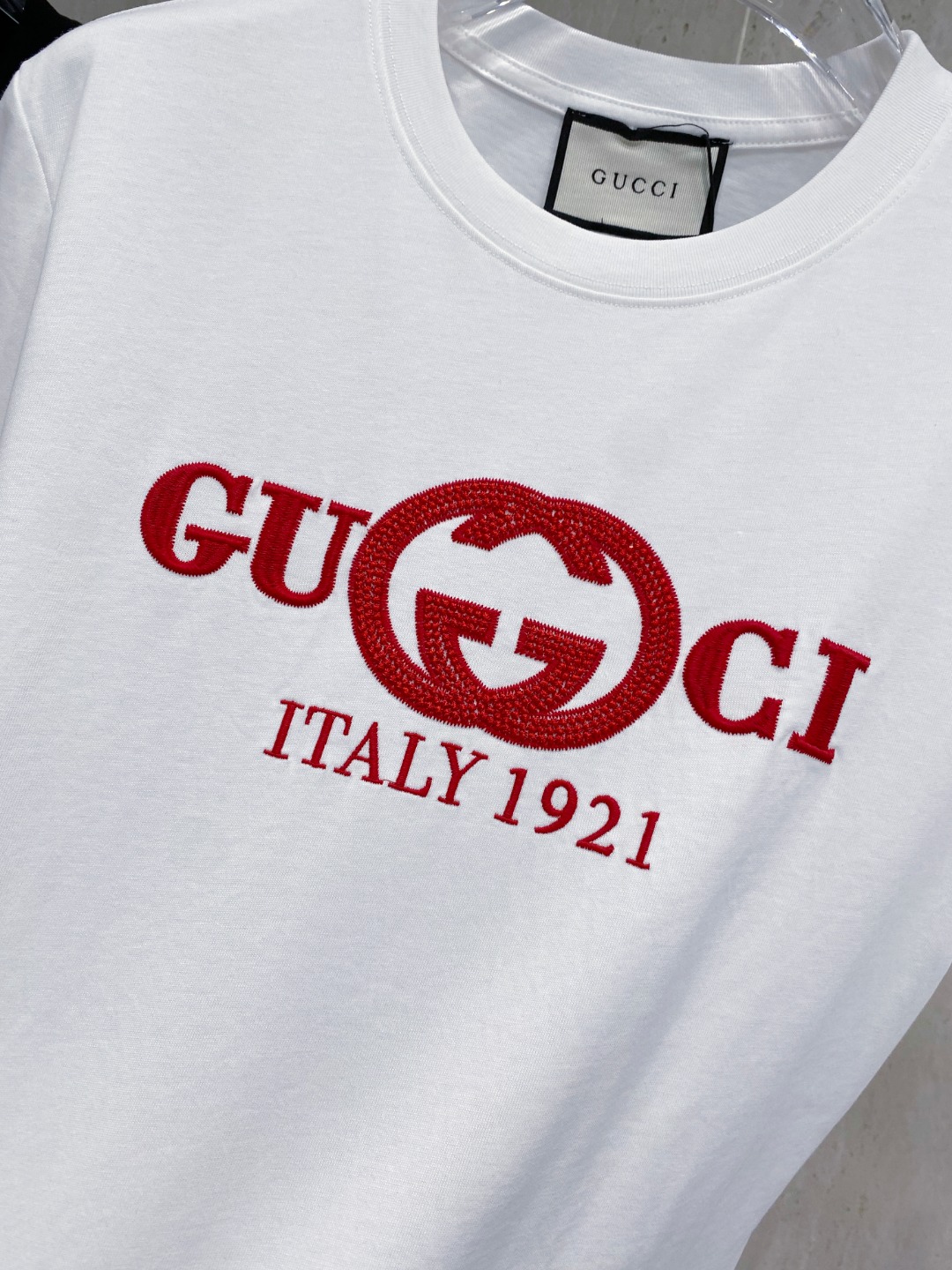 古*Gucci 25SS春夏新款首发专柜最新款短袖圆领T恤 高端订制 设计前卫时尚！品牌logo重工艺设