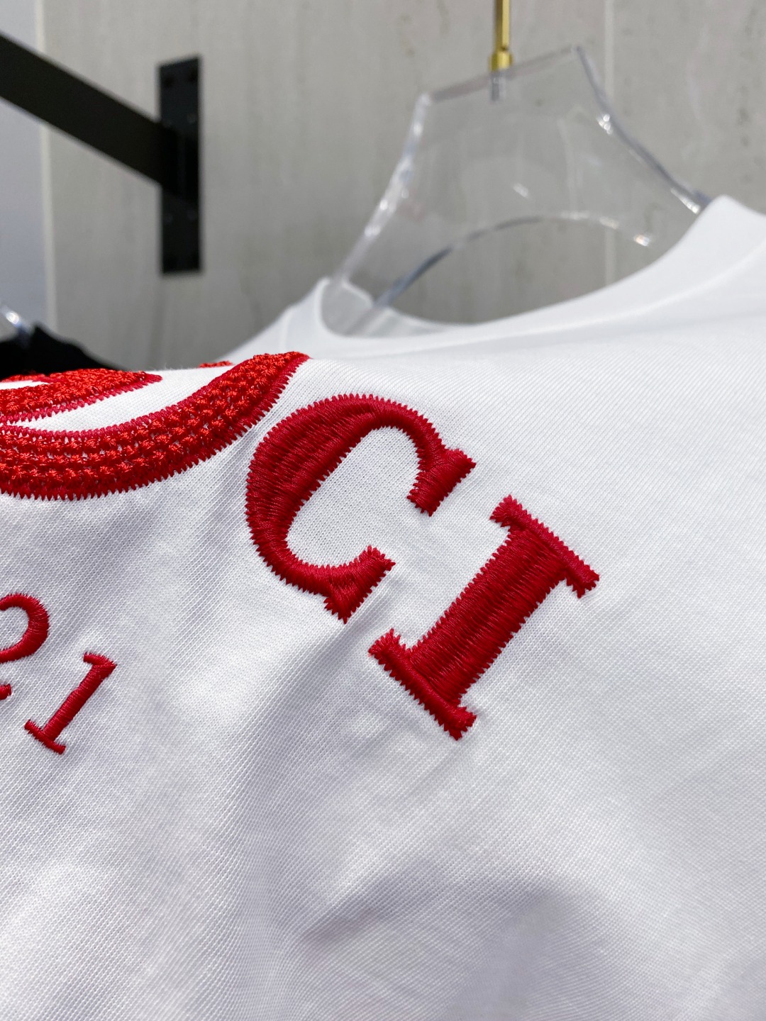 古*Gucci 25SS春夏新款首发专柜最新款短袖圆领T恤 高端订制 设计前卫时尚！品牌logo重工艺设