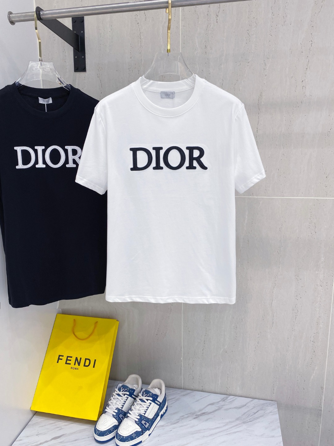 NO:517838,Di*DIOR 25SS spring and summer new style first-time counter latest short-sleeved round-neck T-shirt, high-end customization, avant-garde and fashionable design!  Brand logo heavy craft design, high-end custom fabric, soft feel, comfortable to wear, imported high-end fabrics are very delicate, the details are exquisite and exquisite, the counter-level exquisite car line, fine workmanship, extremely shaping item, any fashion can be matched with, the style is super good. A must-have item for trendy men. Color white and black Size S-XXL Size reference S-Size shoulder width 45 bust 101 length 68 M-Size shoulder width 46 bust 105 long 70 L-Size shoulder width 47 bust 109 long 72 XL-Size shoulder width 48 bust 113 long 74 XXL-Size shoulder width 49 bust 117 long 76,,dior,T-shirt,tees,t-shirt,alexander wang19860909迪*DIOR 25SS春夏新款首发专柜最新款短袖圆领T恤 高端订制 设计前卫时尚！品牌logo重工艺设计,高端定制面料,手感柔软,穿着舒适,客供进口高档面料质感非常细腻,细节工艺精湛考究,专柜级别精致车线,做工精细,塑造性极高的一款单品,任何时装都可以搭配,版型超级好 潮男必备单品 颜色白色、黑色 尺码S-XXL 尺寸参考 S码肩宽45胸围101衣长68 M码肩宽46胸围105衣长70 L码肩宽47胸围109衣长72 XL码肩宽48胸围113衣长74 XXL码肩宽49胸围117衣长76,,dior,T-shirt,tees，t-shirt,alexander wang,Men's clothing