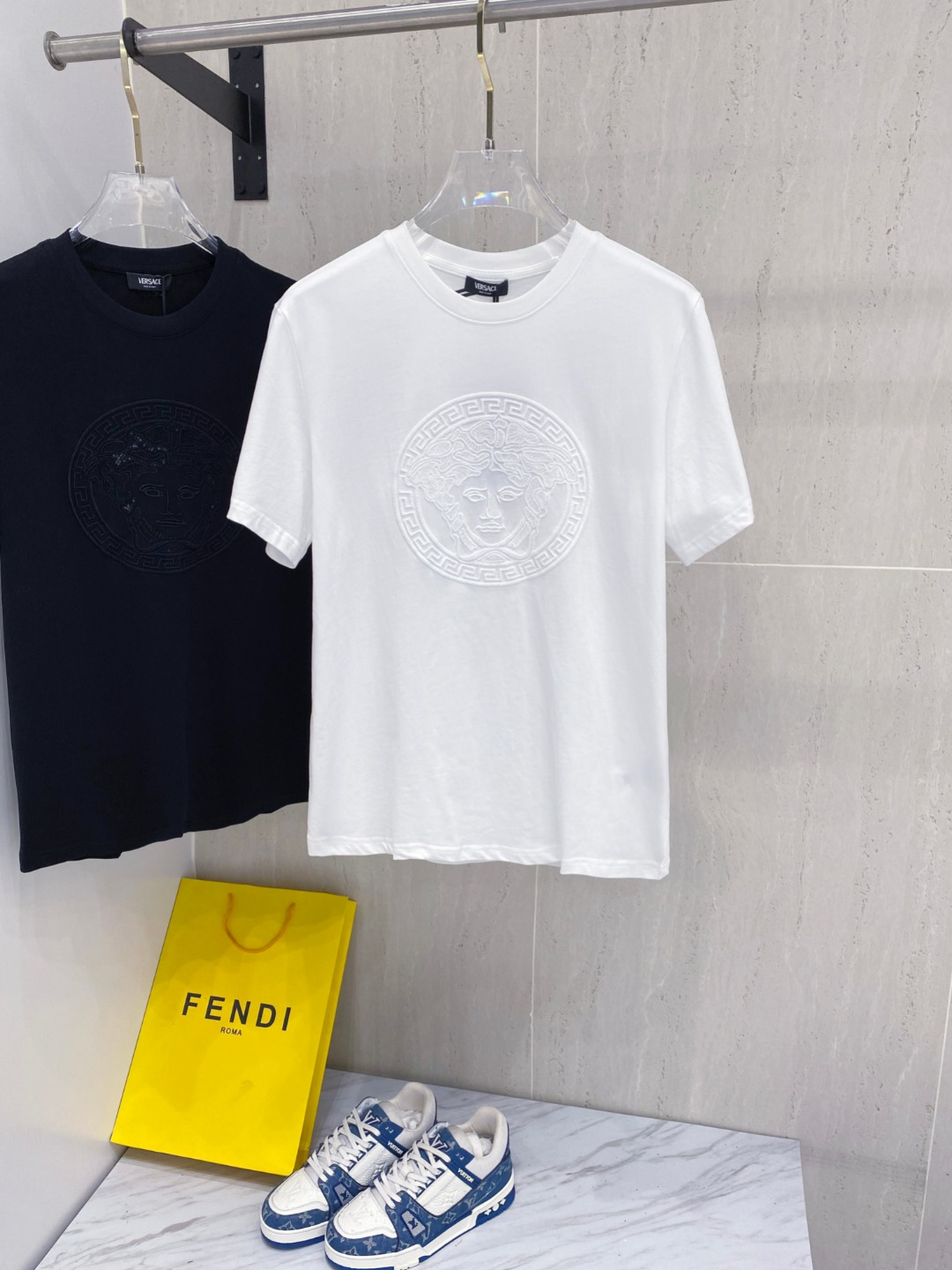 NO:459695,Versace 25SS spring and summer new style first-time counter latest short-sleeved round-neck T-shirt, high-end customization, avant-garde and fashionable design!  Brand logo heavy craft design, high-end custom fabric, soft feel, comfortable to wear, imported high-end fabrics are very delicate texture, exquisite details and exquisite craftsmanship, exquisite counter-level car lines, fine workmanship, extremely shaping items, can be matched with any fashion, super good style, must-have items for trendy men, color white and black Size S-XXL Size reference S-Size shoulder width 45 bust 101 length 68 M size shoulder width 46 bust 105 long 70 L size shoulder width 47 bust 109 long 72 XL size shoulder width 48 bust 113 long 74 XXL size shoulder width 49 bust 117 long 76, versace, versace, T-shirt,tees, t-shirt,alexander wang19860909范思*Versace 25SS春夏新款首发专柜最新款短袖圆领T恤 高端订制 设计前卫时尚！品牌logo重工艺设计,高端定制面料,手感柔软,穿着舒适,客供进口高档面料质感非常细腻,细节工艺精湛考究,专柜级别精致车线,做工精细,塑造性极高的一款单品,任何时装都可以搭配,版型超级好 潮男必备单品 颜色白色、黑色 尺码S-XXL 尺寸参考 S码肩宽45胸围101衣长68 M码肩宽46胸围105衣长70 L码肩宽47胸围109衣长72 XL码肩宽48胸围113衣长74 XXL码肩宽49胸围117衣长76,,versace,versace,T-shirt,tees，t-shirt,alexander wang,Men's clothing