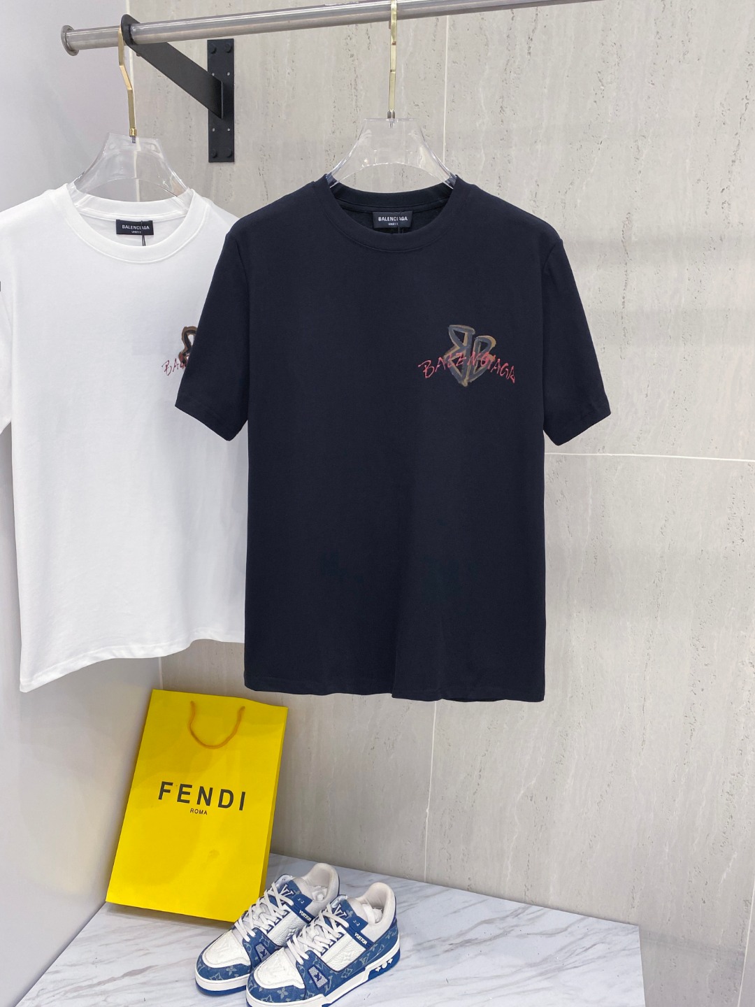 NO:453813,Paris *BALENCIAGA 25SS spring and summer new style first-time counter latest short-sleeved round neck T-shirt, hand-painted high-end customization, avant-garde and fashionable design!  Brand logo heavy craft design, high-end custom fabric, soft feel, comfortable to wear, imported high-end fabrics are very delicate, the details are exquisite and exquisite, the counter-level exquisite car line, fine workmanship, extremely shaping item, can be matched with any fashion, super good style, must-have items for trendy men, color white and black Size S-XXL Size reference S-Size shoulder width 45 bust 101 length 68 M size shoulder width 46 bust 105 long 70 L size shoulder width 47 bust 109 long 72 XL size shoulder width 48 bust 113 long 74 XXL size shoulder width 49 bust 117 long 76, balenciaga, T-shirt,tees, t-shirt,alexander wang19860909巴黎世*BALENCIAGA 25SS春夏新款首发专柜最新款短袖圆领T恤 手绘高端订制 设计前卫时尚！品牌logo重工艺设计,高端定制面料,手感柔软,穿着舒适,客供进口高档面料质感非常细腻,细节工艺精湛考究,专柜级别精致车线,做工精细,塑造性极高的一款单品,任何时装都可以搭配,版型超级好 潮男必备单品 颜色白色、黑色 尺码S-XXL 尺寸参考 S码肩宽45胸围101衣长68 M码肩宽46胸围105衣长70 L码肩宽47胸围109衣长72 XL码肩宽48胸围113衣长74 XXL码肩宽49胸围117衣长76,,balenciaga,T-shirt,tees，t-shirt,alexander wang,Men's clothing