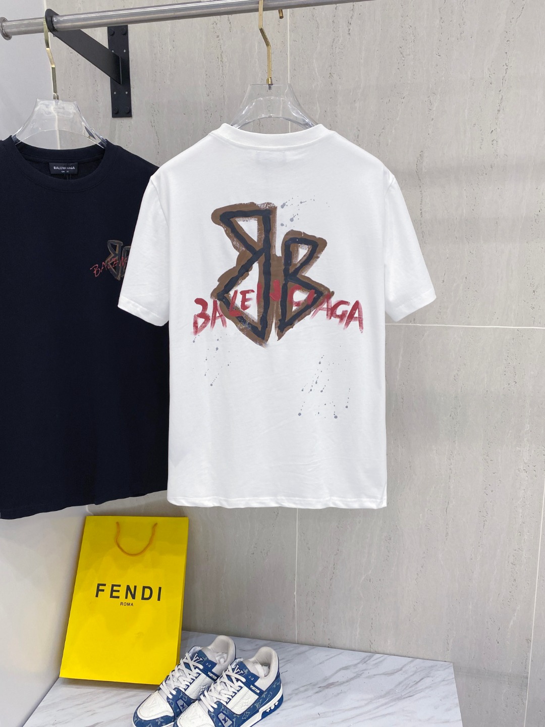 巴黎世*BALENCIAGA 25SS春夏新款首发专柜最新款短袖圆领T恤 手绘高端订制 设计前卫时尚！品