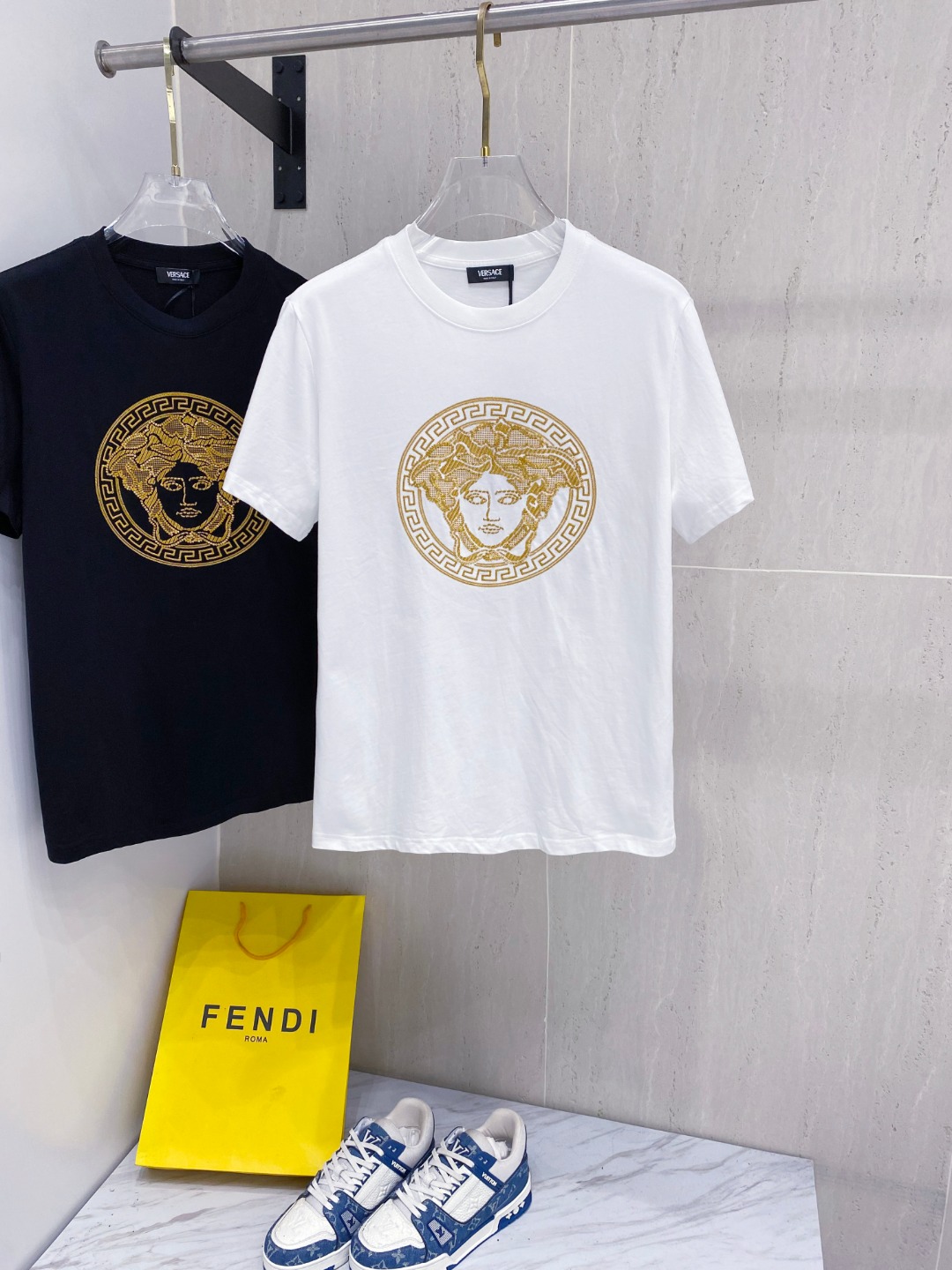 NO:459709,Versace 25SS spring and summer new style first-time counter latest short-sleeved round-neck T-shirt, high-end customization, avant-garde and fashionable design!  Brand logo heavy craft design, high-end custom fabric, soft feel, comfortable to wear, imported high-end fabrics are very delicate texture, exquisite details and exquisite craftsmanship, exquisite counter-level car lines, fine workmanship, extremely shaping items, can be matched with any fashion, super good style, must-have items for trendy men, color white and black Size S-XXL Size reference S-Size shoulder width 45 bust 101 length 68 M size shoulder width 46 bust 105 long 70 L size shoulder width 47 bust 109 long 72 XL size shoulder width 48 bust 113 long 74 XXL size shoulder width 49 bust 117 long 76, versace, versace, T-shirt,tees, t-shirt,alexander wang19860909范思*Versace 25SS春夏新款首发专柜最新款短袖圆领T恤 高端订制 设计前卫时尚！品牌logo重工艺设计,高端定制面料,手感柔软,穿着舒适,客供进口高档面料质感非常细腻,细节工艺精湛考究,专柜级别精致车线,做工精细,塑造性极高的一款单品,任何时装都可以搭配,版型超级好 潮男必备单品 颜色白色、黑色 尺码S-XXL 尺寸参考 S码肩宽45胸围101衣长68 M码肩宽46胸围105衣长70 L码肩宽47胸围109衣长72 XL码肩宽48胸围113衣长74 XXL码肩宽49胸围117衣长76,,versace,versace,T-shirt,tees，t-shirt,alexander wang,Men's clothing