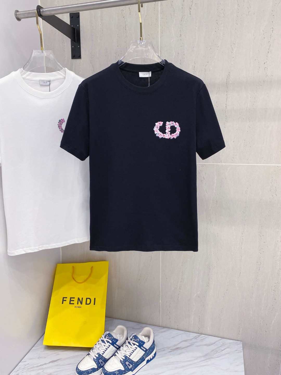 NO:459716,Di*DIOR 25SS spring and summer new style first-time counter latest short-sleeved round neck T-shirt, hand-painted high-end customization, avant-garde and fashionable design!  Brand logo heavy craft design, high-end custom fabric, soft feel, comfortable to wear, imported high-end fabrics are very delicate, the details are exquisite and exquisite, the counter-level exquisite car line, fine workmanship, extremely shaping item, can be matched with any fashion, super good style, must-have items for trendy men, color white and black Size S-XXL Size reference S-Size shoulder width 45 bust 101 length 68 M size shoulder width 46 bust 105 long 70 L size shoulder width 47 bust 109 long 72 XL size shoulder width 48 bust 113 long 74 XXL size shoulder width 49 bust 117 long 76, dior, T-shirt,tees, t-shirt,alexander wang19860909迪*DIOR 25SS春夏新款首发专柜最新款短袖圆领T恤 手绘高端订制 设计前卫时尚！品牌logo重工艺设计,高端定制面料,手感柔软,穿着舒适,客供进口高档面料质感非常细腻,细节工艺精湛考究,专柜级别精致车线,做工精细,塑造性极高的一款单品,任何时装都可以搭配,版型超级好 潮男必备单品 颜色白色、黑色 尺码S-XXL 尺寸参考 S码肩宽45胸围101衣长68 M码肩宽46胸围105衣长70 L码肩宽47胸围109衣长72 XL码肩宽48胸围113衣长74 XXL码肩宽49胸围117衣长76,,dior,T-shirt,tees，t-shirt,alexander wang,Men's clothing