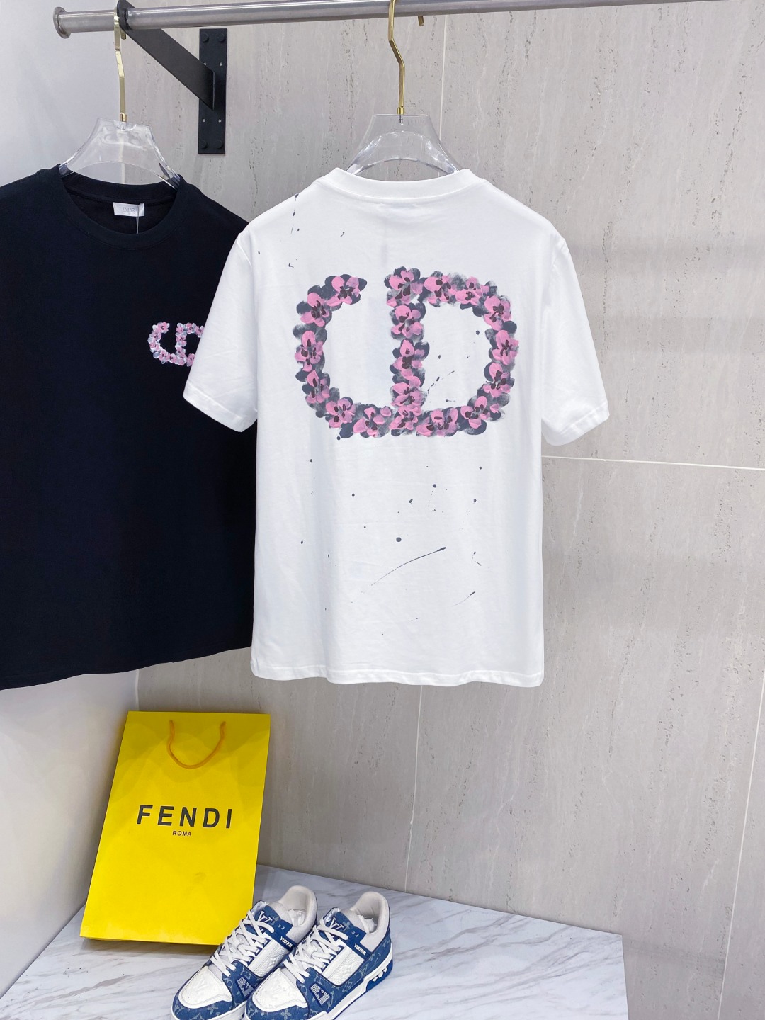 迪*DIOR 25SS春夏新款首发专柜最新款短袖圆领T恤 手绘高端订制 设计前卫时尚！品牌logo重工艺