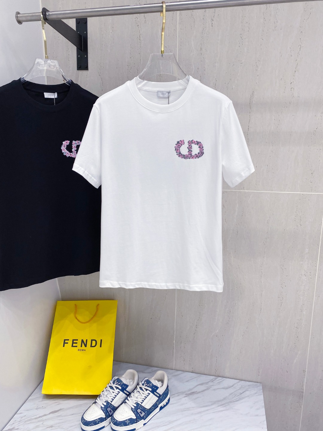 迪*DIOR 25SS春夏新款首发专柜最新款短袖圆领T恤 手绘高端订制 设计前卫时尚！品牌logo重工艺