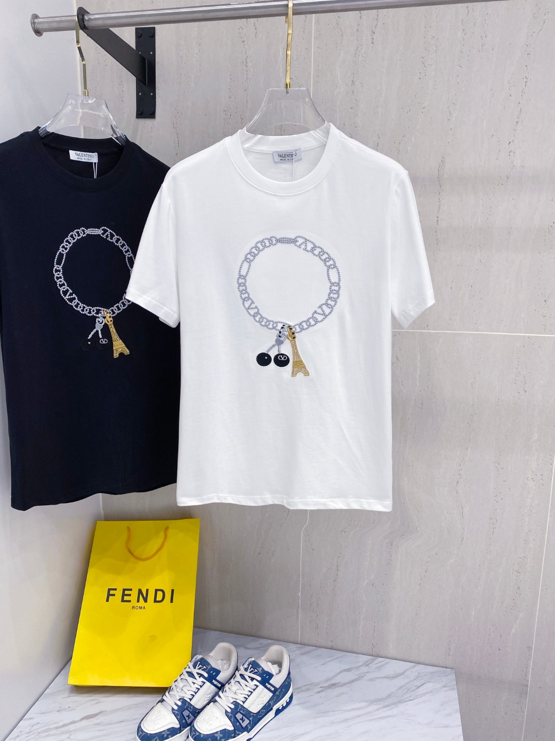 NO:453808,Valentino 25SS spring and summer new style first-time counter latest short-sleeved round-neck T-shirt, high-end customization, avant-garde and fashionable design!  Brand logo heavy craft design, high-end custom fabric, soft feel, comfortable to wear, imported high-end fabrics are very delicate, the details are exquisite and exquisite, the counter-level exquisite car line, fine workmanship, extremely shaping item, any fashion can be matched with, the style is super good. The must-have item for trendy men. Color white and black Size S-XXL Size reference S-Size shoulder width 45 bust 101 length 68 M size shoulder width 46 bust 105 long 70 L size shoulder width 47 bust 109 long 72 XL size shoulder width 48 bust 113 long 74 XXL size shoulder width 49 bust 117 long 76, valentino, valentino, T-shirt,tees, t-shirt,alexander wang19860909华伦天*valentino 25SS春夏新款首发专柜最新款短袖圆领T恤 高端订制 设计前卫时尚！品牌logo重工艺设计,高端定制面料,手感柔软,穿着舒适,客供进口高档面料质感非常细腻,细节工艺精湛考究,专柜级别精致车线,做工精细,塑造性极高的一款单品,任何时装都可以搭配,版型超级好 潮男必备单品 颜色白色、黑色 尺码S-XXL 尺寸参考 S码肩宽45胸围101衣长68 M码肩宽46胸围105衣长70 L码肩宽47胸围109衣长72 XL码肩宽48胸围113衣长74 XXL码肩宽49胸围117衣长76,,valentino,valentino,T-shirt,tees，t-shirt,alexander wang,Men's clothing