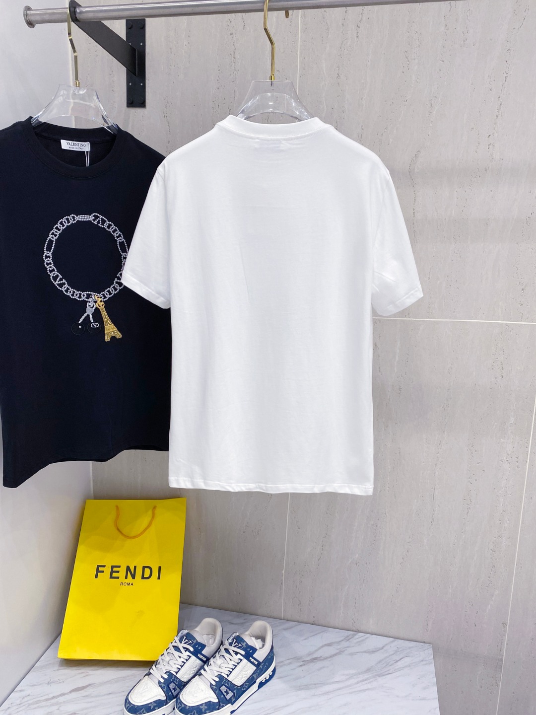 华伦天*valentino 25SS春夏新款首发专柜最新款短袖圆领T恤 高端订制 设计前卫时尚！品牌lo