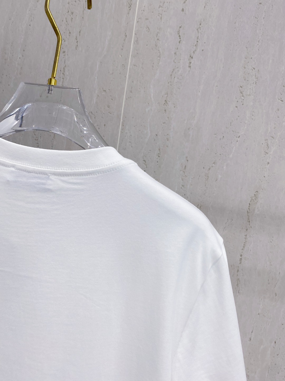 华伦天*valentino 25SS春夏新款首发专柜最新款短袖圆领T恤 高端订制 设计前卫时尚！品牌lo