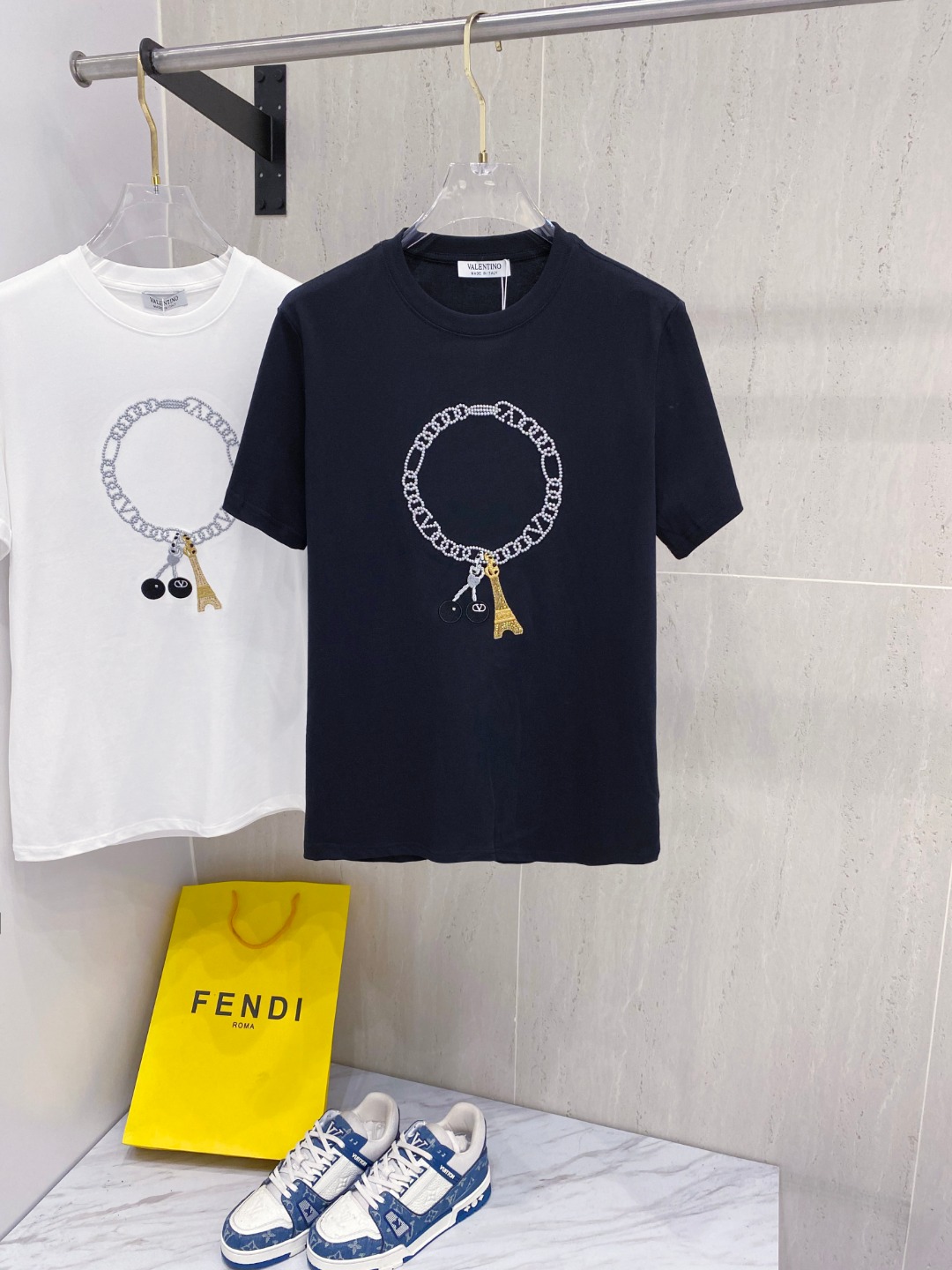 华伦天*valentino 25SS春夏新款首发专柜最新款短袖圆领T恤 高端订制 设计前卫时尚！品牌lo