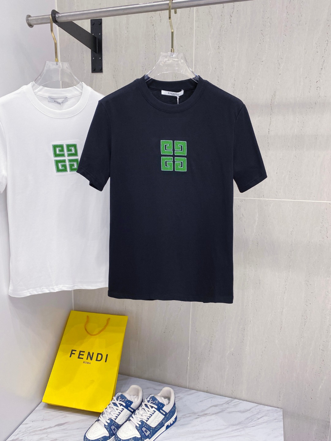 Givenchy Men's Logo Print Crew Neck T-Shirt | Soft Premium Cotton Tee 2 o 1ir5d7oi71vki1kf4124rf3s191j0