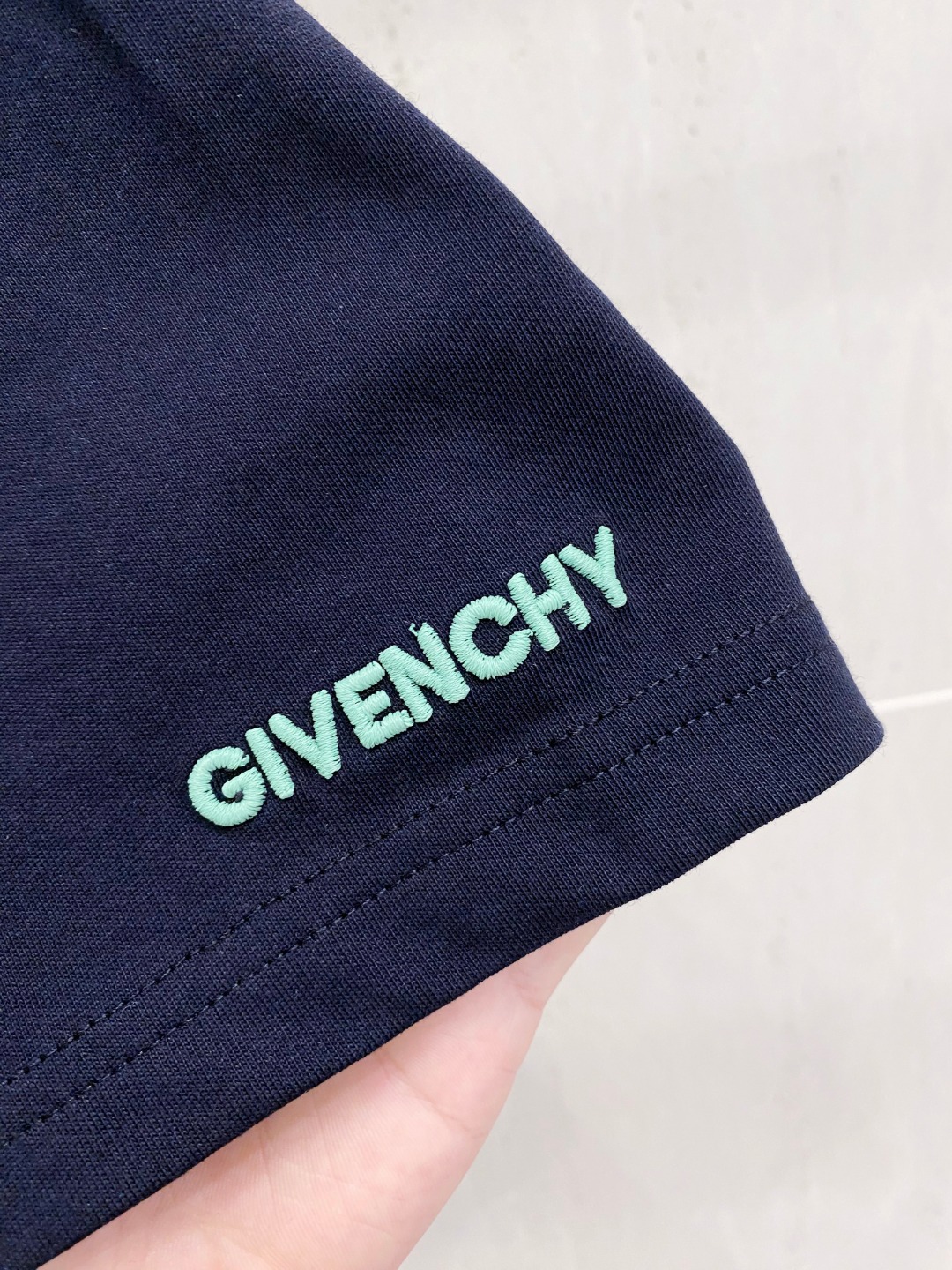 Givenchy Men's Logo Print Crew Neck T-Shirt | Soft Premium Cotton Tee 9 o 1ir5d7oieesbmf113iq7p1d537